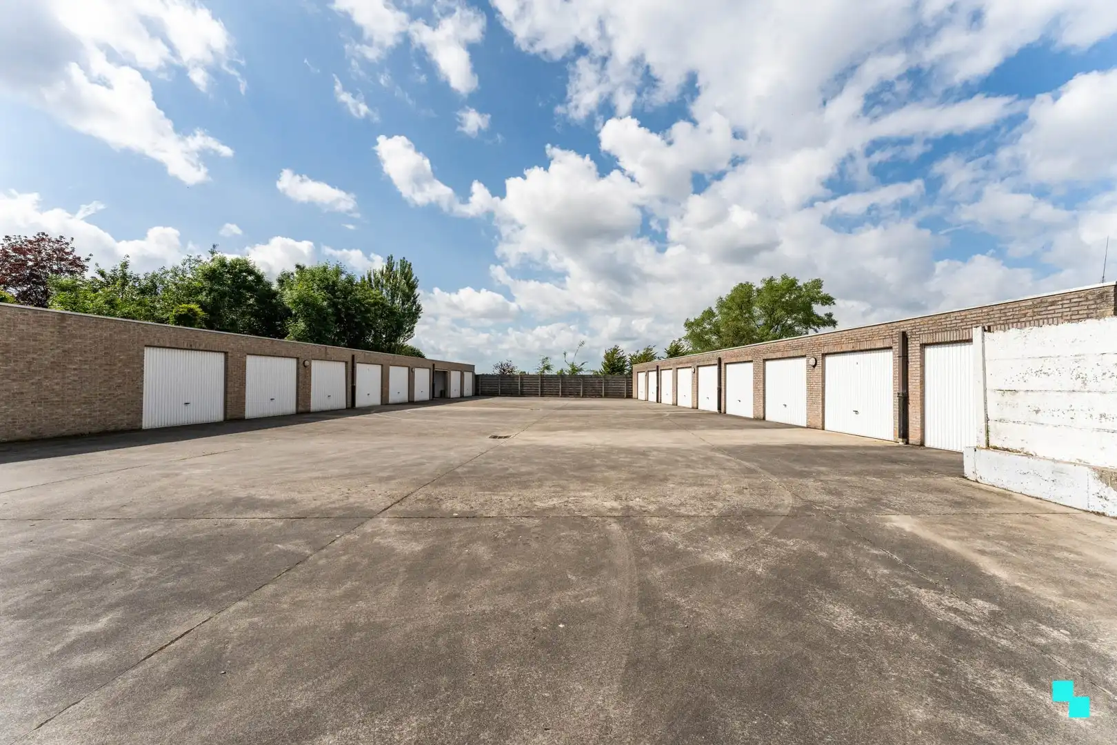 Garagebox in dorpskern Gits foto {{pictureIndex}}