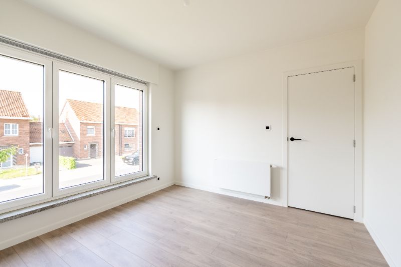Volledig gerenoveerde halfopen bebouwing met tuin, veranda, kelder en vier slaapkamers in rustige buurt foto 15