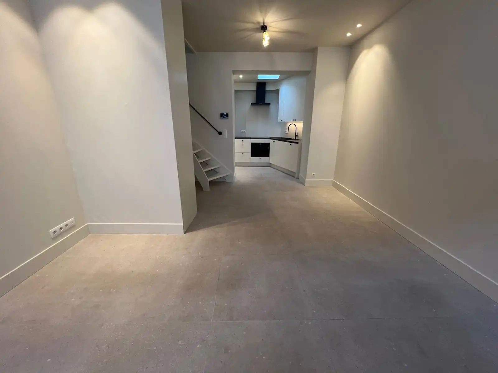 Centraal gelegen gerenoveerde woning met 2 slpk en terras foto 3