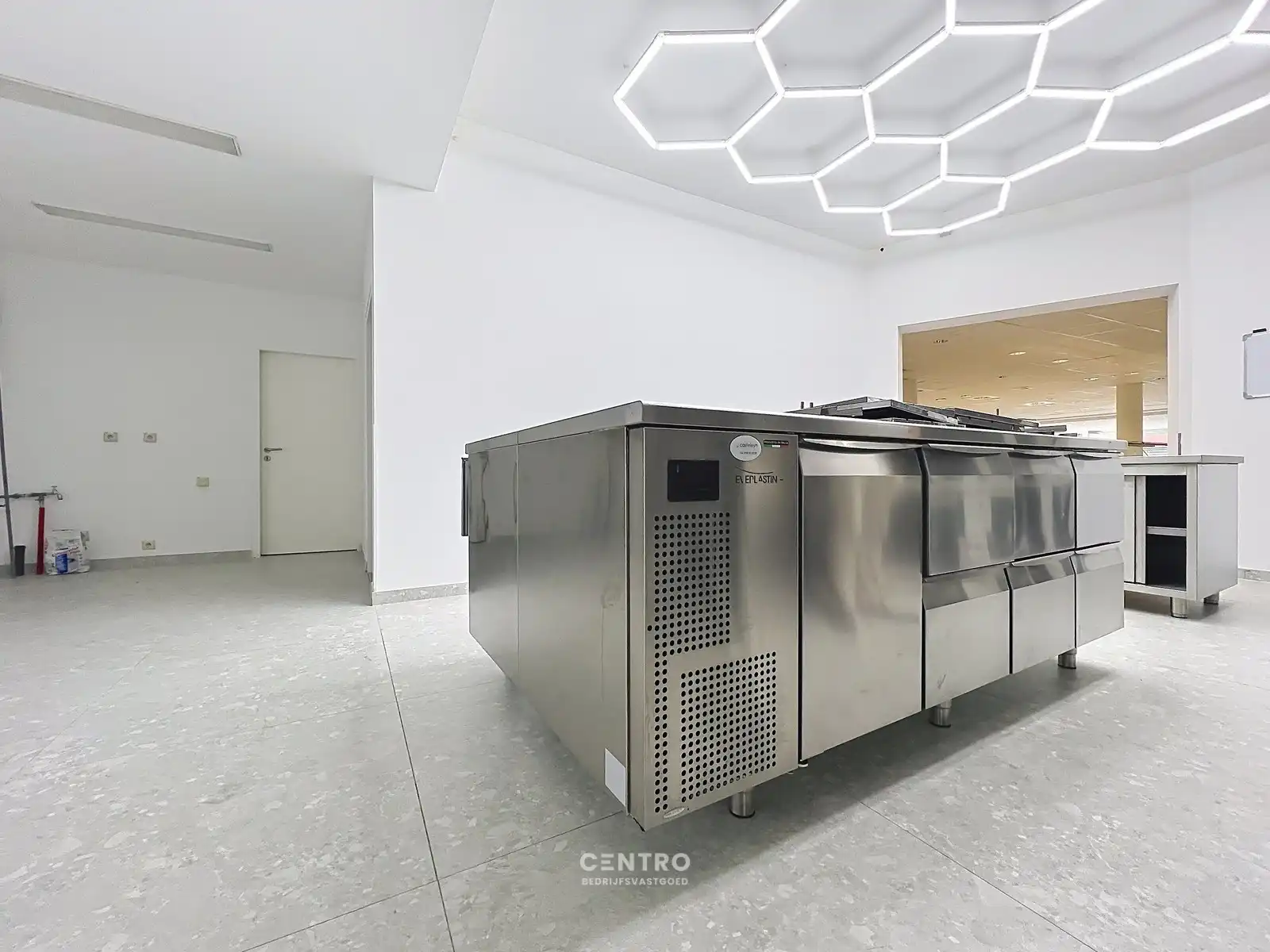 Instapklaar horecapand (± 300 m²) met hyper-geïnstalleerde keuken op commerciële toplocatie op 100m van het strand Oostduinkerke-Bad ! foto 14