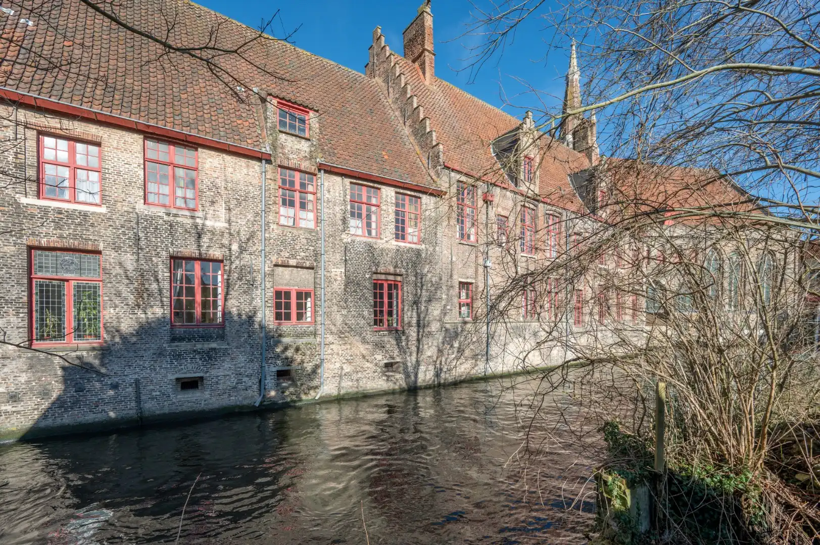 Prachtig pand aan het water met 5 slaapkamers en mooie tuin! foto 23