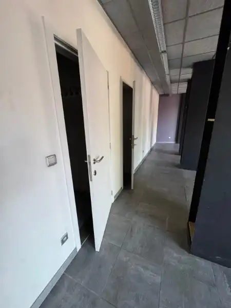 Handelspand van 122 m² in Genk-centrum, tegenover Shopping 1 foto 9