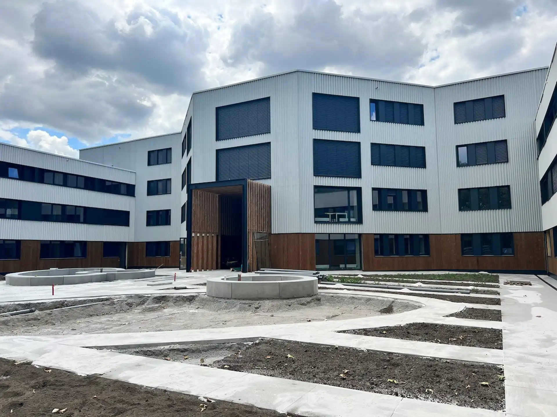 Kantoren 1.600 m² te huur, Tramstraat Zwijnaarde   foto {{pictureIndex}}