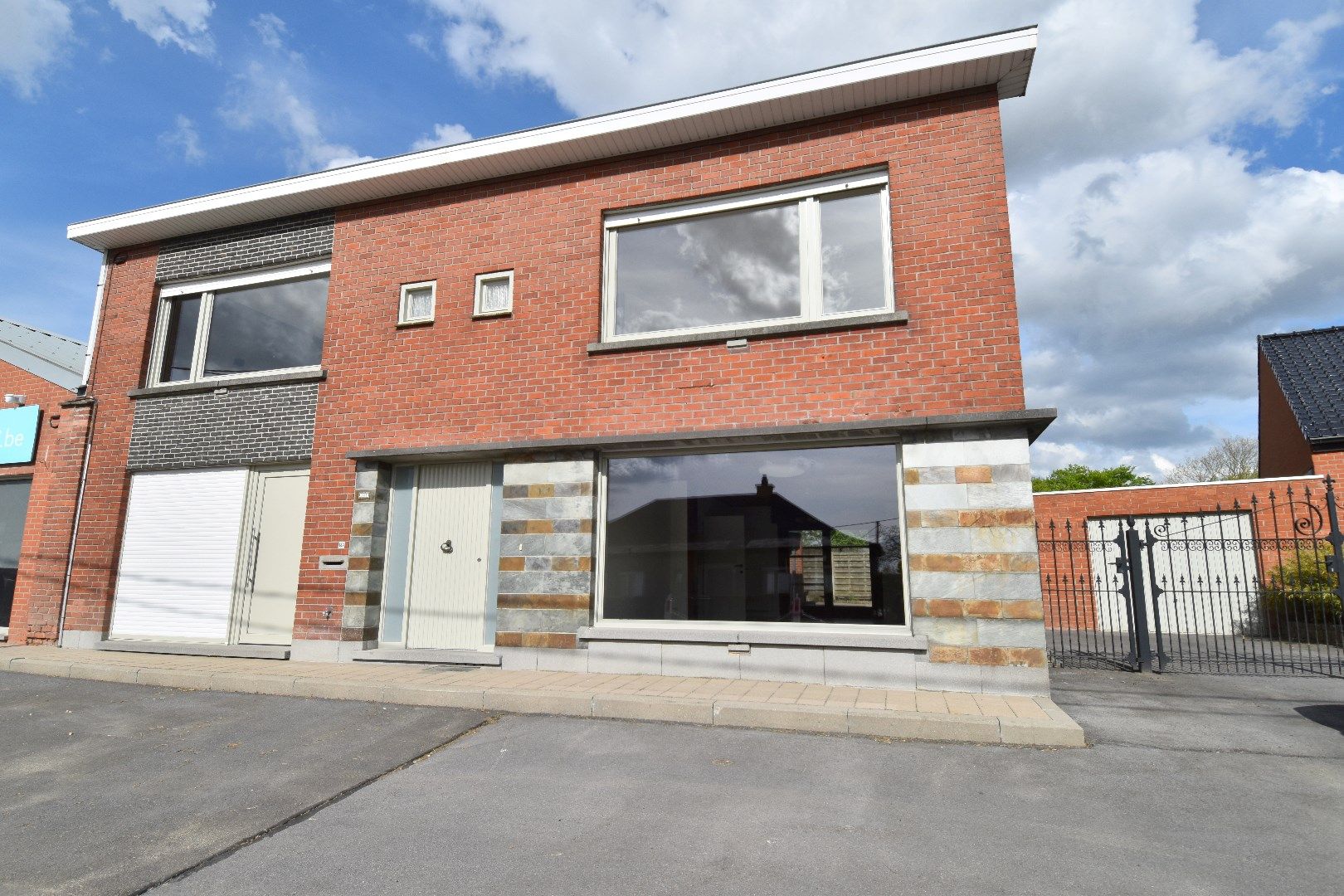 Ruime halfopen bebouwing met 4 slaapkamers in Ledegem foto {{pictureIndex}}
