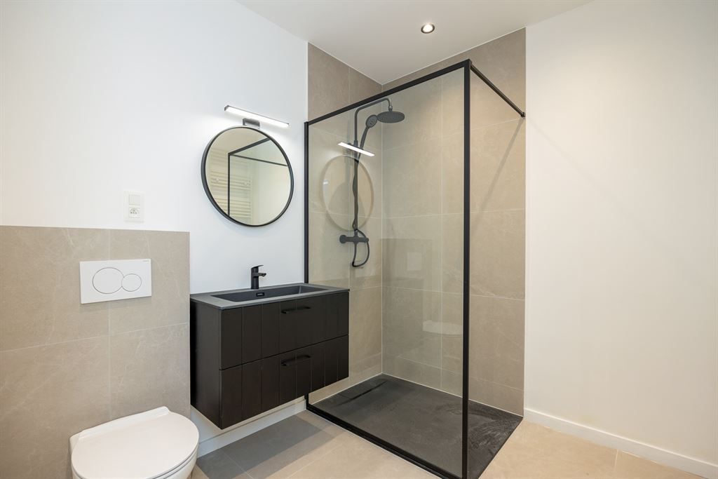 Prachtig gerenoveerde, lichtrijke woning foto 12
