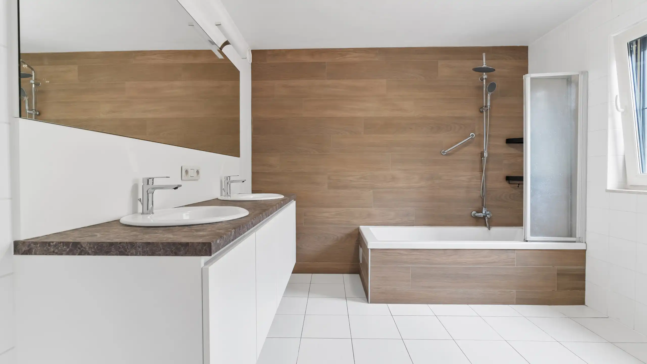 Vernieuwd appartement met 4 slaapkamers in Beringen foto 2