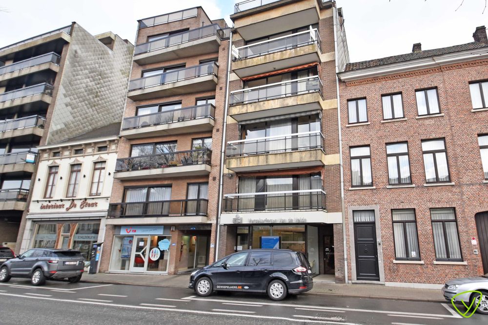 Zeer goed gelegen handelspand in het centrum van Eeklo foto {{pictureIndex}}