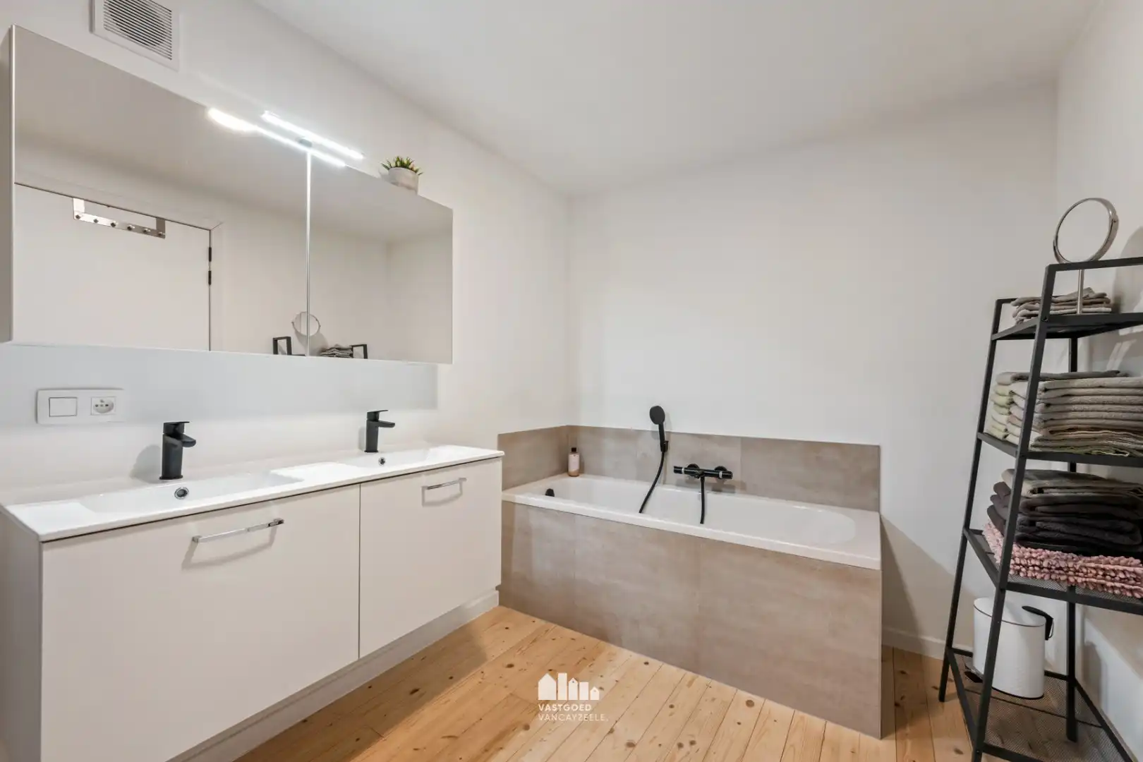 Volledig gerenoveerde woning met 5 slaapkamers, zonnige tuin en garage foto 28