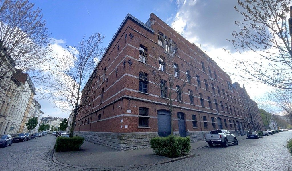 Uniek loftkantoor te huur nabij 't Eilandje in Antwerpen foto {{pictureIndex}}
