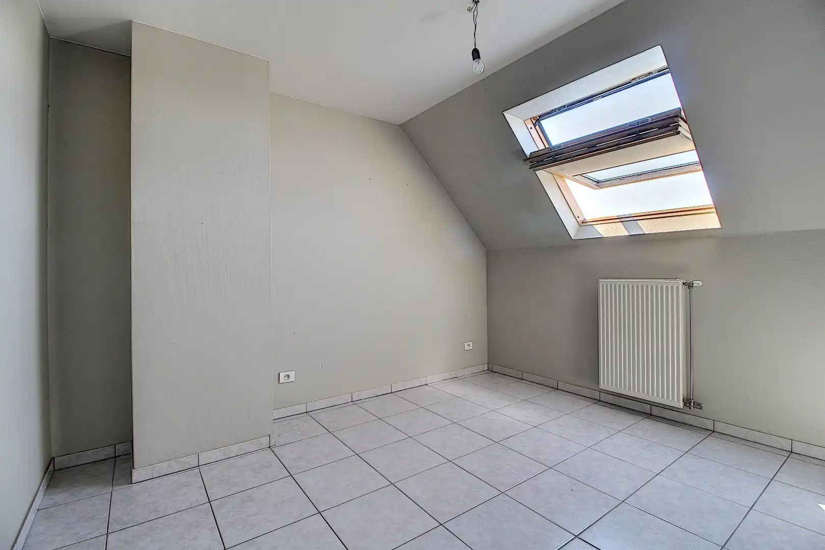 Zonrijk, ruim appartement met 1 slaapkamer en garage! foto 7