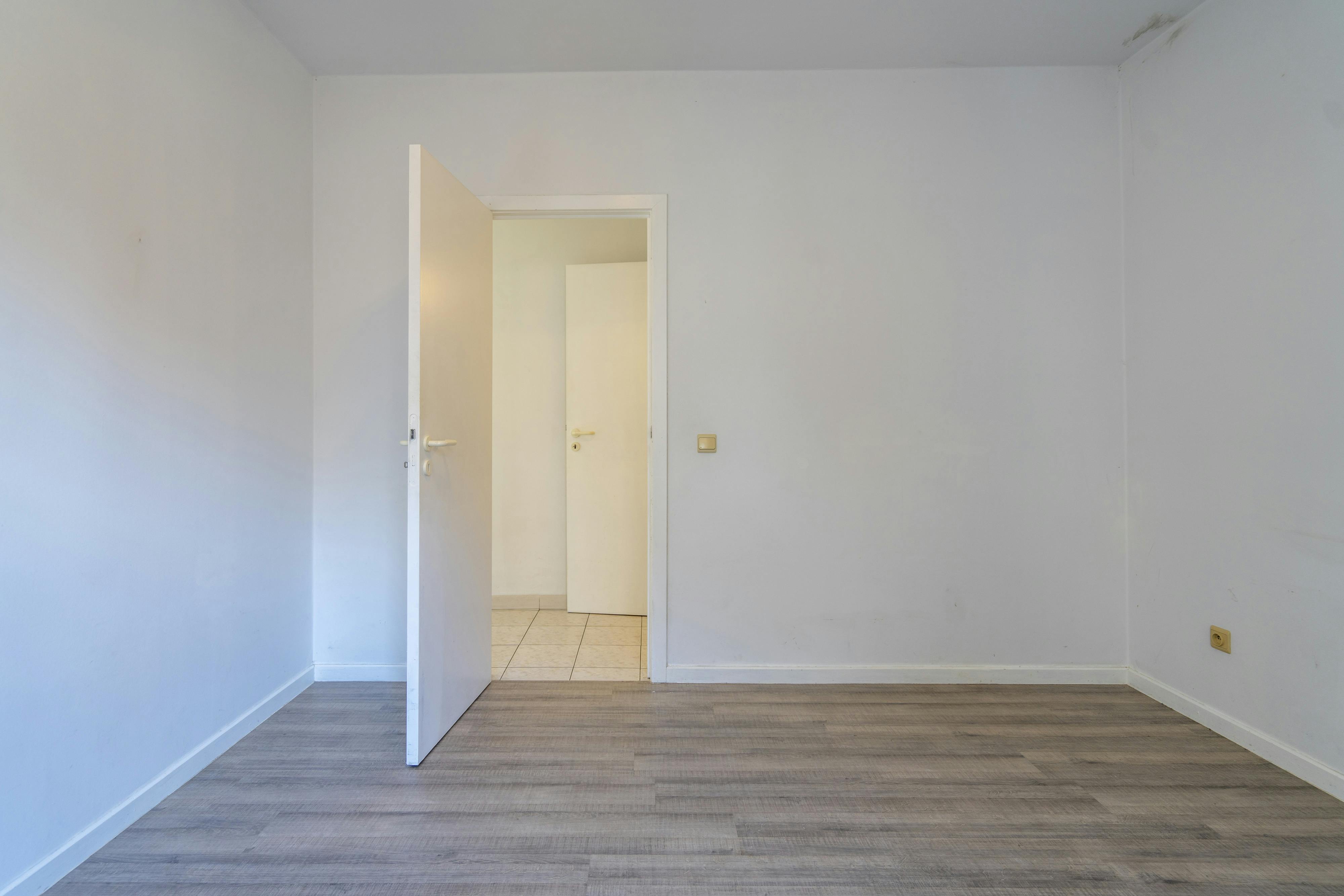 Ruim 3-slaapkamer-appartement met centrale ligging te koop in Kortrijk foto 8