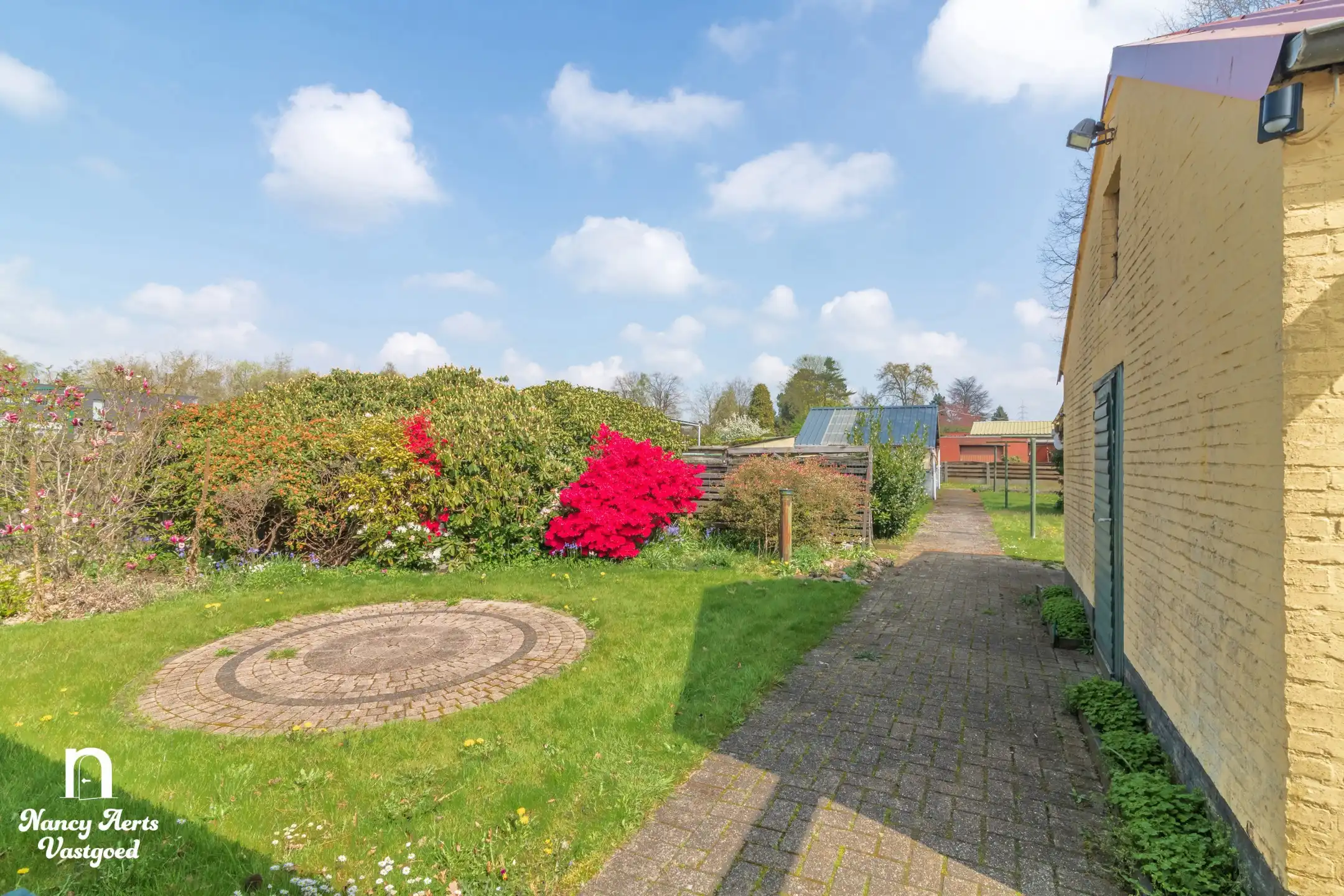 Charmante gezinswoning met mogelijkheden op royaal perceel foto 3