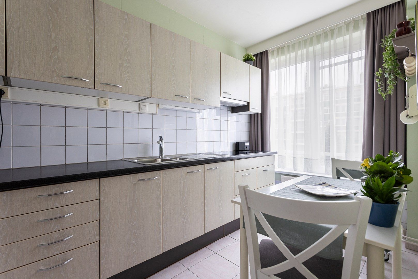 Instapklaar 2-slaapkamer appartement (2v) met terras! foto 2