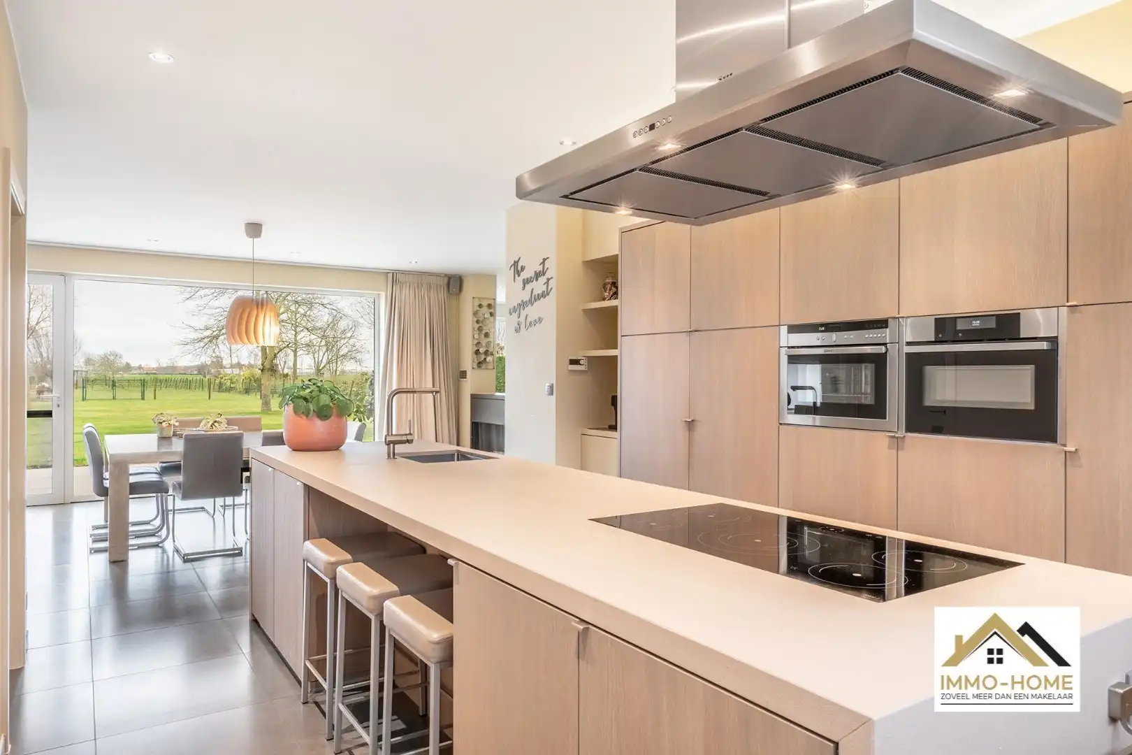 Vrijstaande woning met 3000M2 grond en landelijk uitzicht!! foto 4