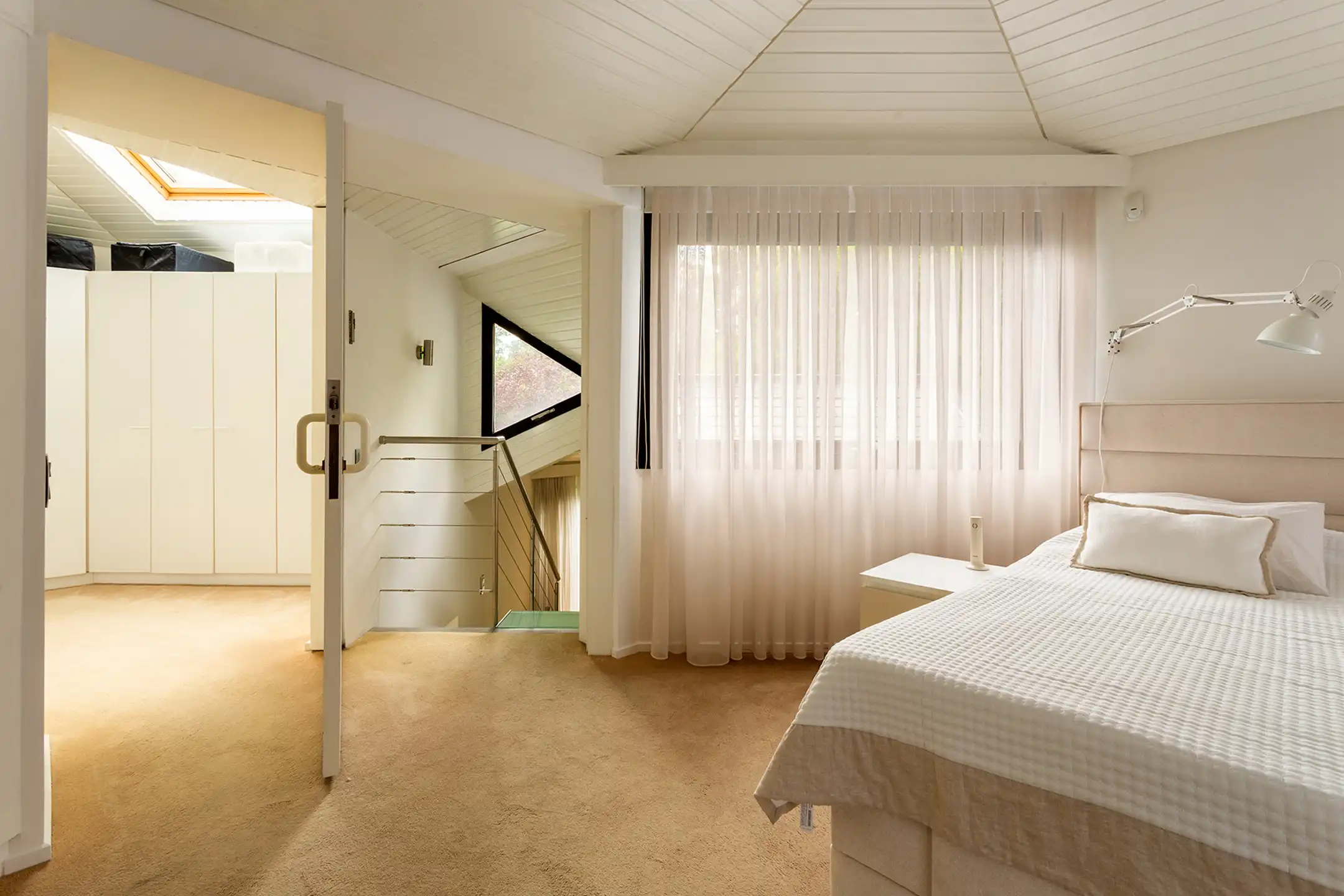 Topgelegen architectenwoning met ruim tuin en binnenzwembad. foto 33