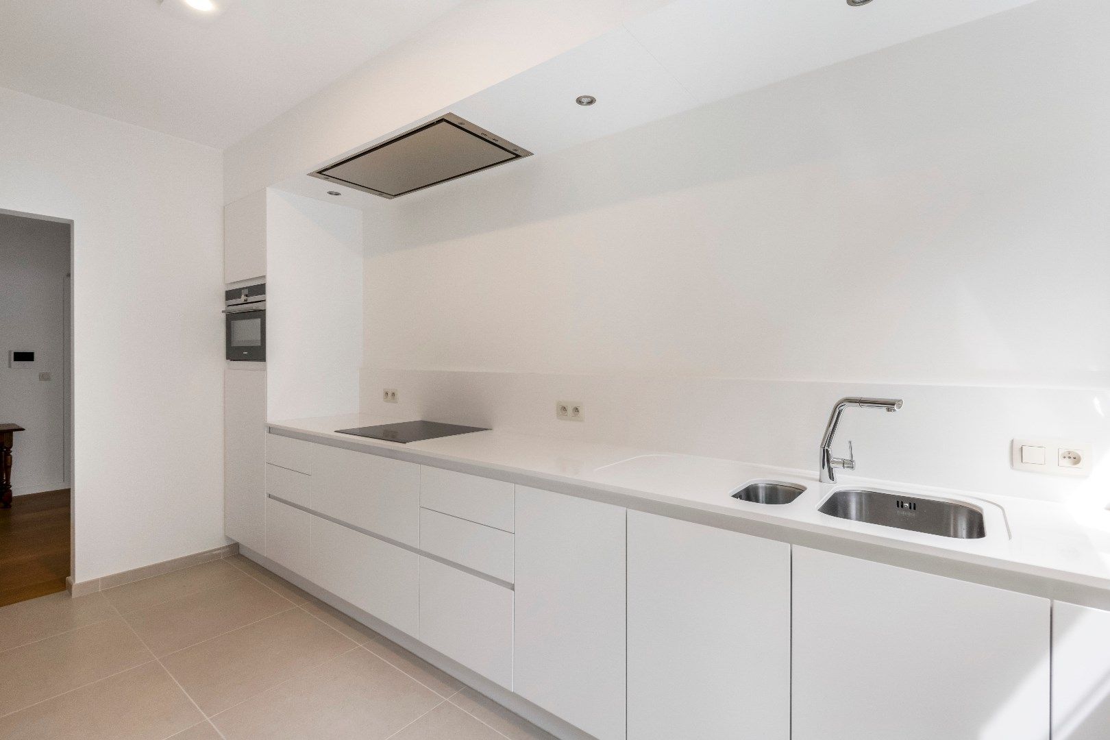 Zeer verzorgd en zonnig hoekappartement, rustig gelegen in de Koningslaan, vlakbij de winkels en de dijk. Incl. garage én staanplaats. foto 11