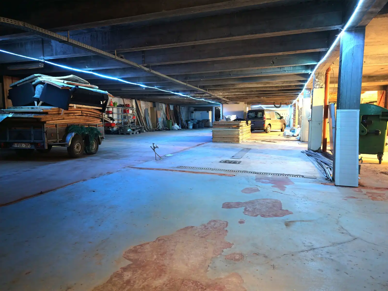 Ruime opslagplaats van  ca. 1.100m². foto 6