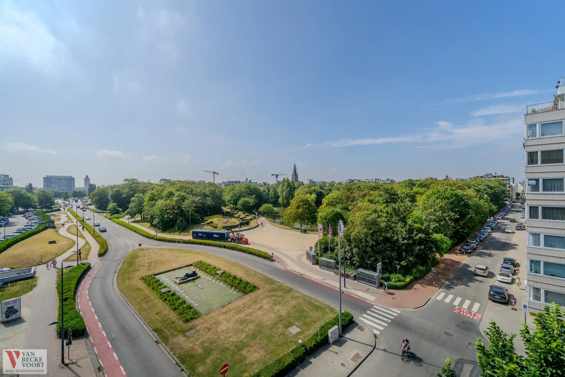 Wonen aan het park: stijlvol gerenoveerd appartement met uitzonderlijk uitzicht foto {{pictureIndex}}