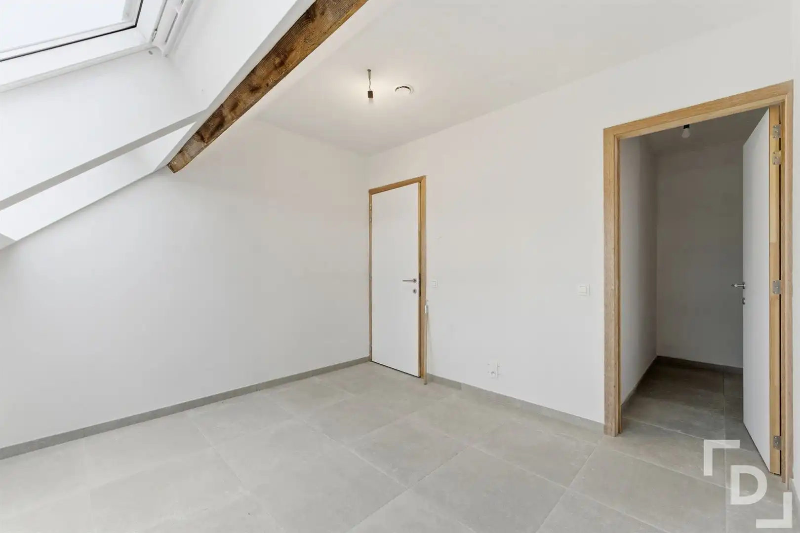 Nieuwbouwappartement met 2 terrassen te koop in centrum Ieper. foto 11