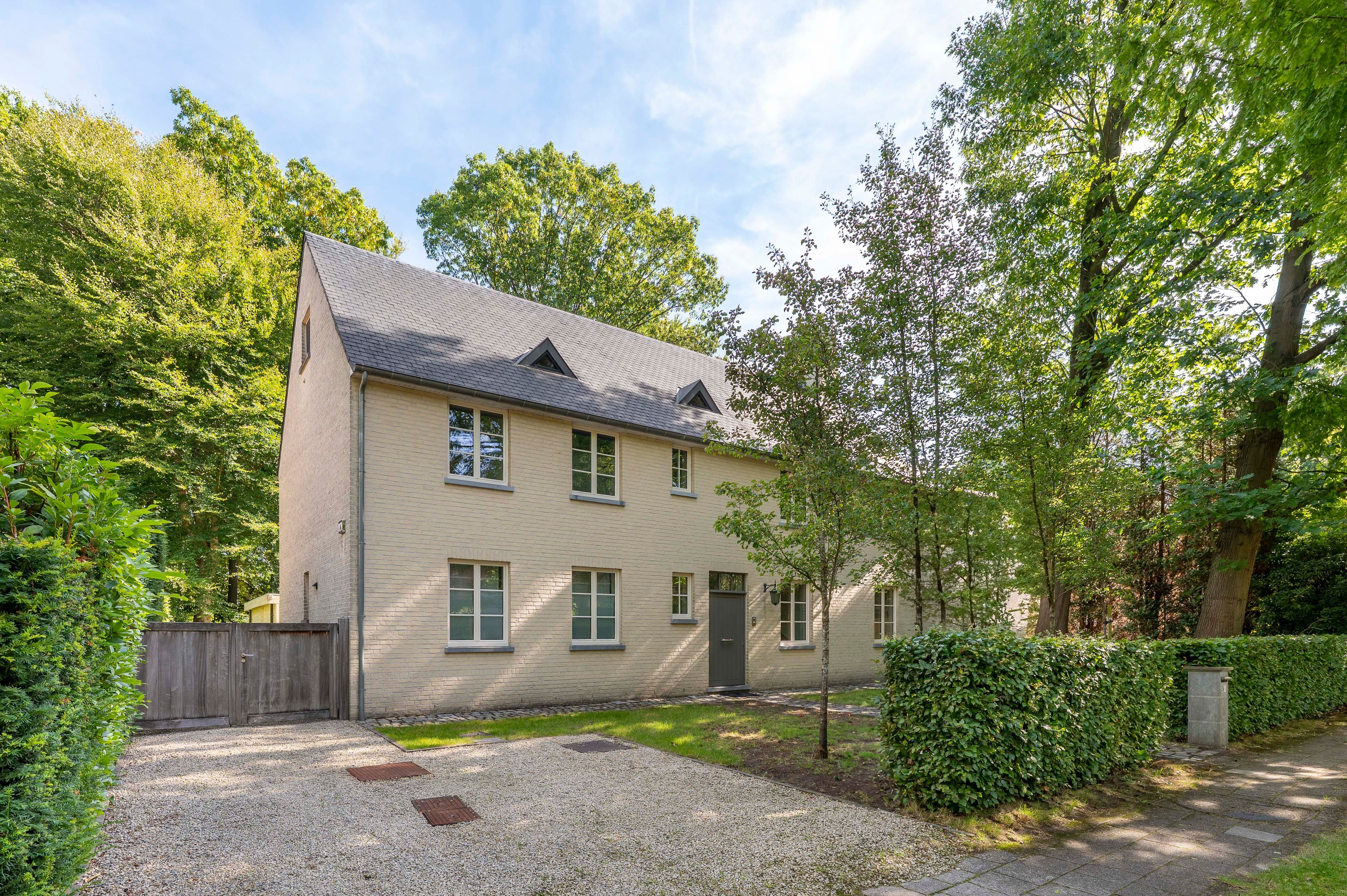 Prachtige moderne villa met optie tot zorgwoning. foto {{pictureIndex}}