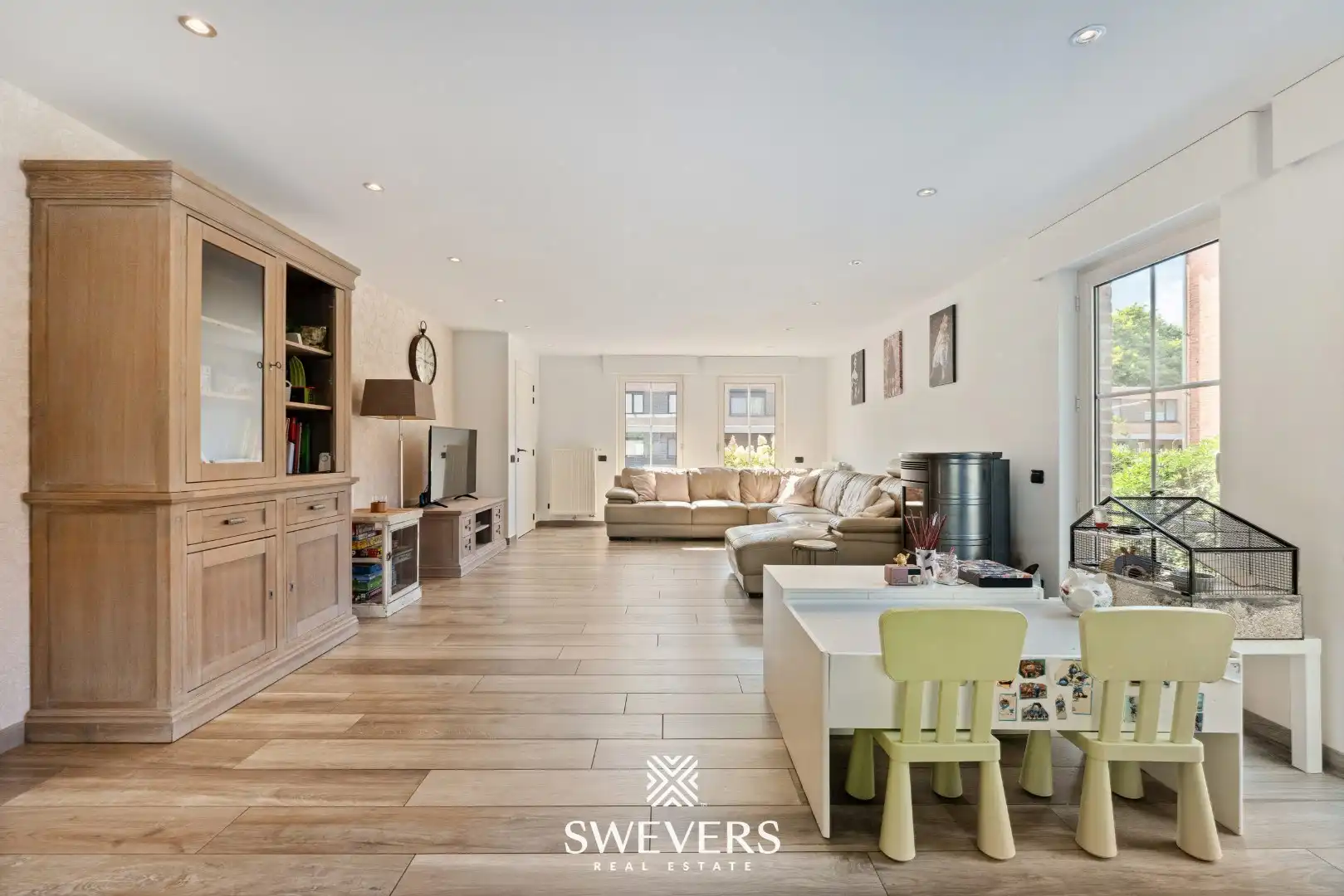 Ruime open bebouwing met nieuwe keuken en veranda foto 2