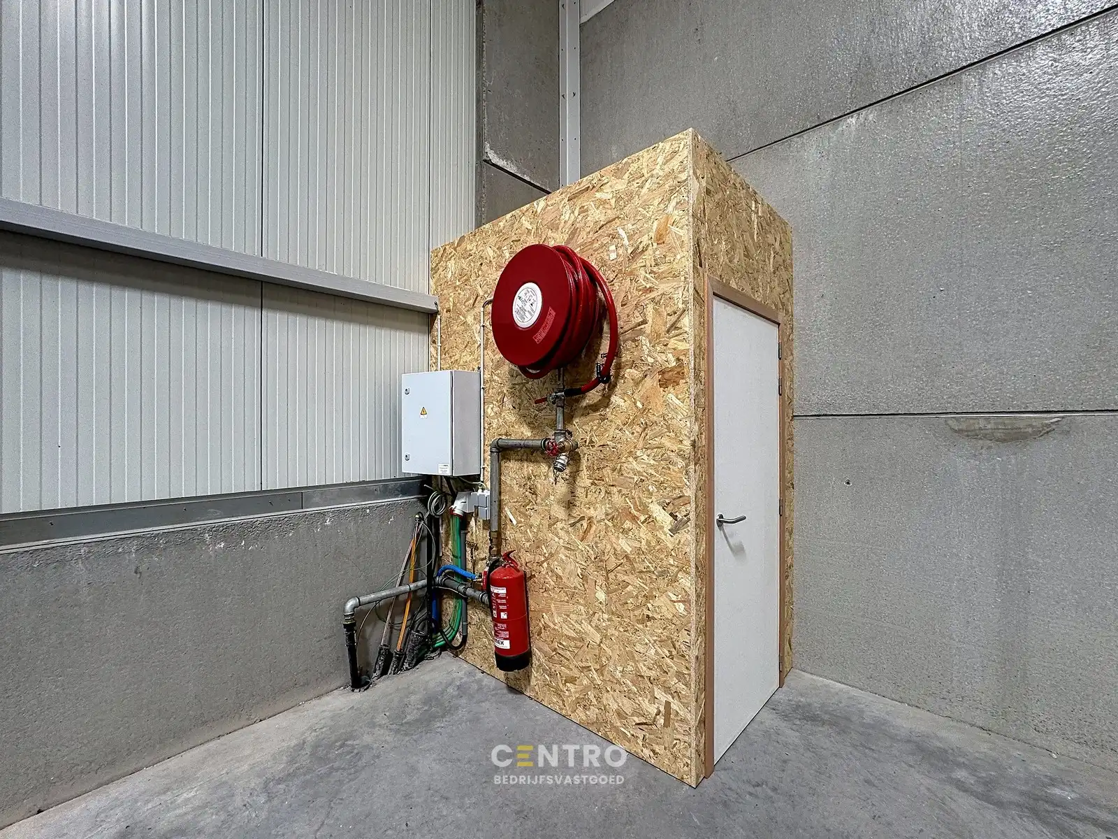 NB KMO-UNIT (202.46m²) te koop met 2 private parkeerplaatsen voor de deur, elektrische sectionaalpoort en sanitair blok op industriezone "Herdersbrug" te 8000 Brugge foto 6