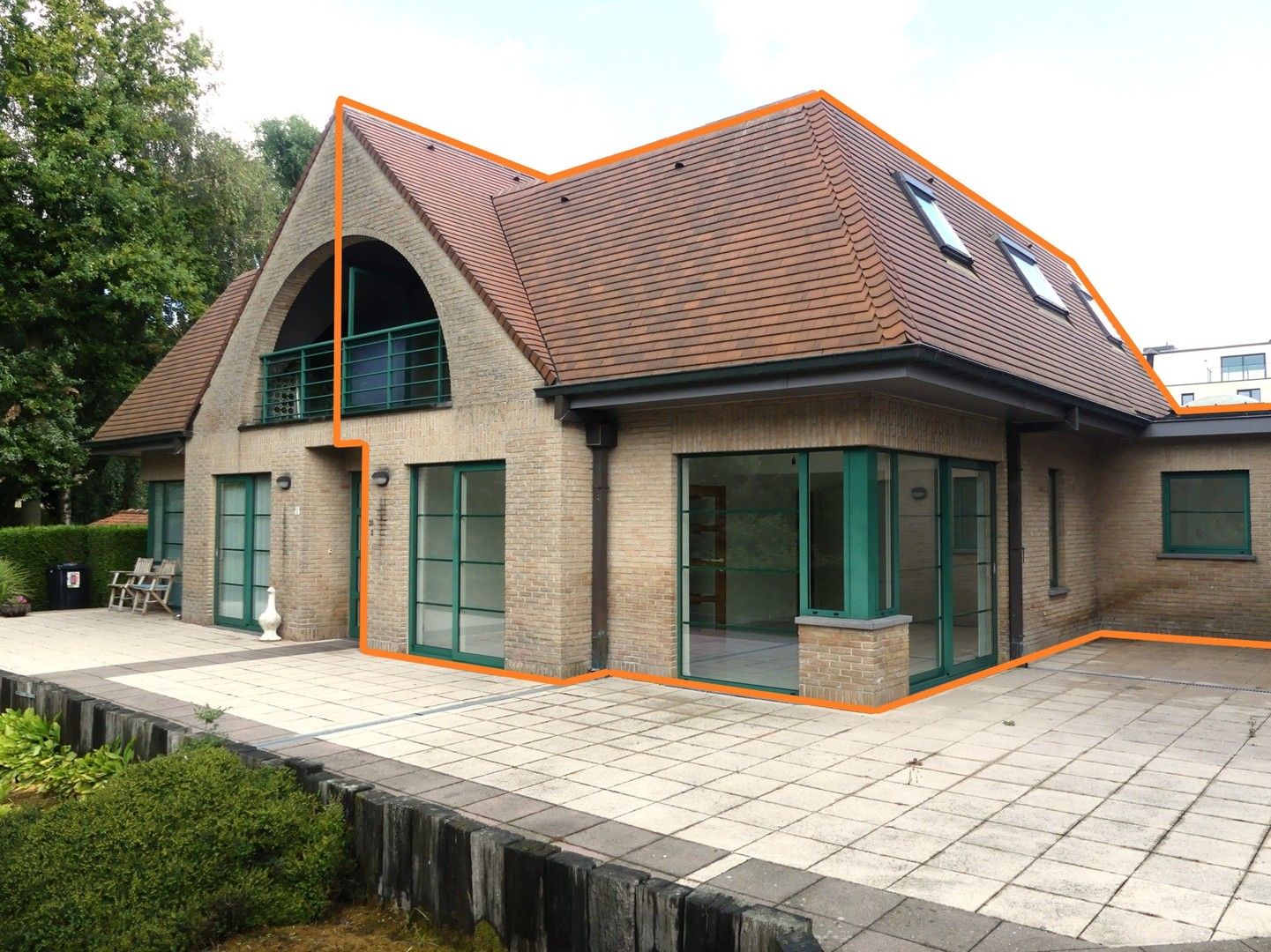 Halfopen bebouwing met terras en private autostandplaats foto {{pictureIndex}}