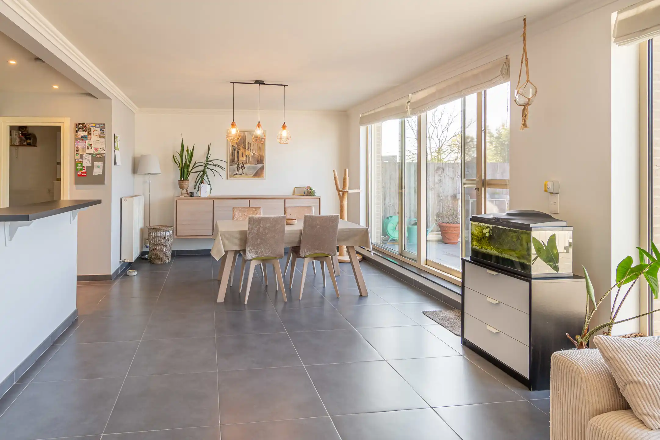 Ruim instapklaar 3 slaapkamer appartement met groot terras foto 2