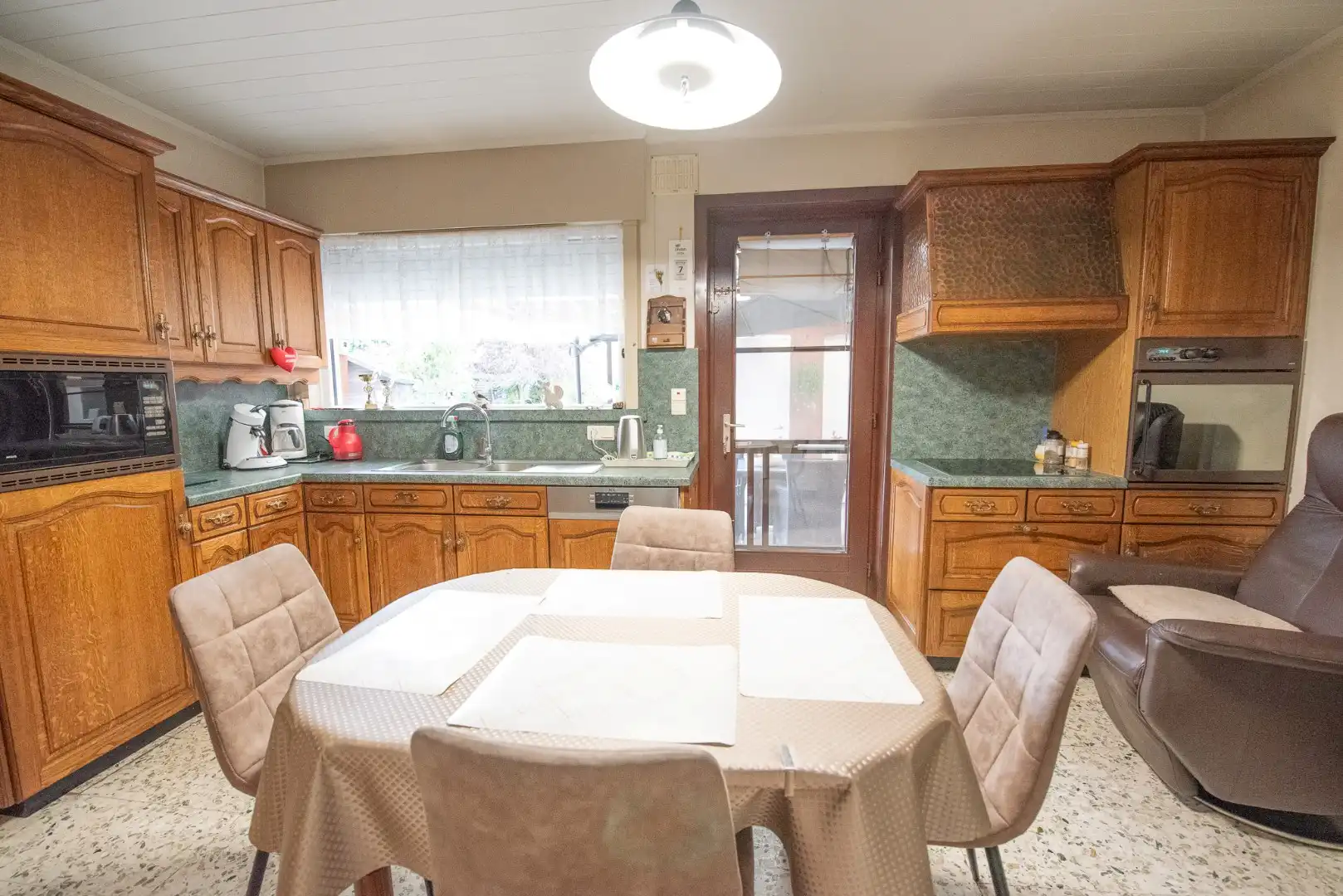 Goed onderhouden, open bebouwing met 3 slaapkamers op 831 m² foto 9