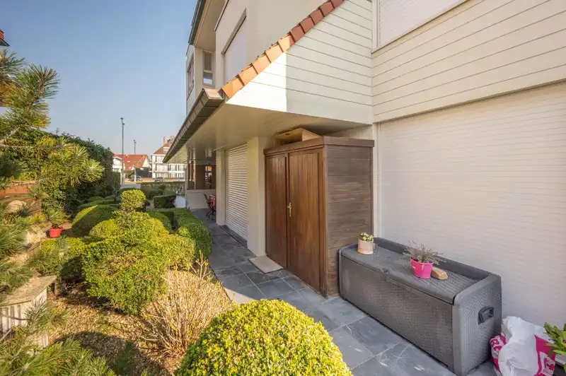 Vincimmo stelt u dit verzorgd gelijkvloers appartement met tuin voor, gelegen vlak bij het casino van Knokke. foto 4