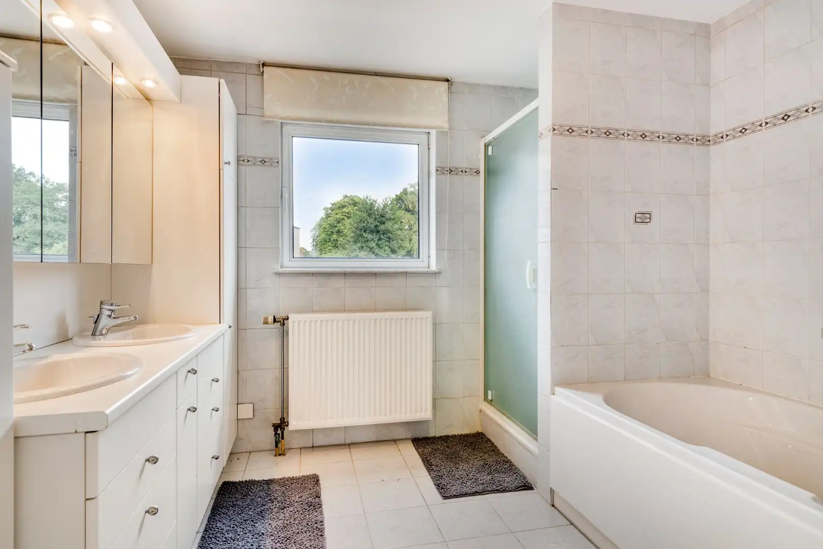 Instapklare woning met 3 SLPKS nabij het centrum van Mol !  foto 13