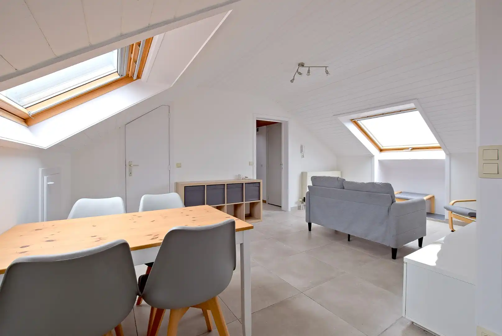2 appartementen  (gerenoveerd in 2024) mogelijk afzonderlijk te verhuren 99m² + 46m², samen 145m²! - huuropbrengst 1500 €/maand! foto 5