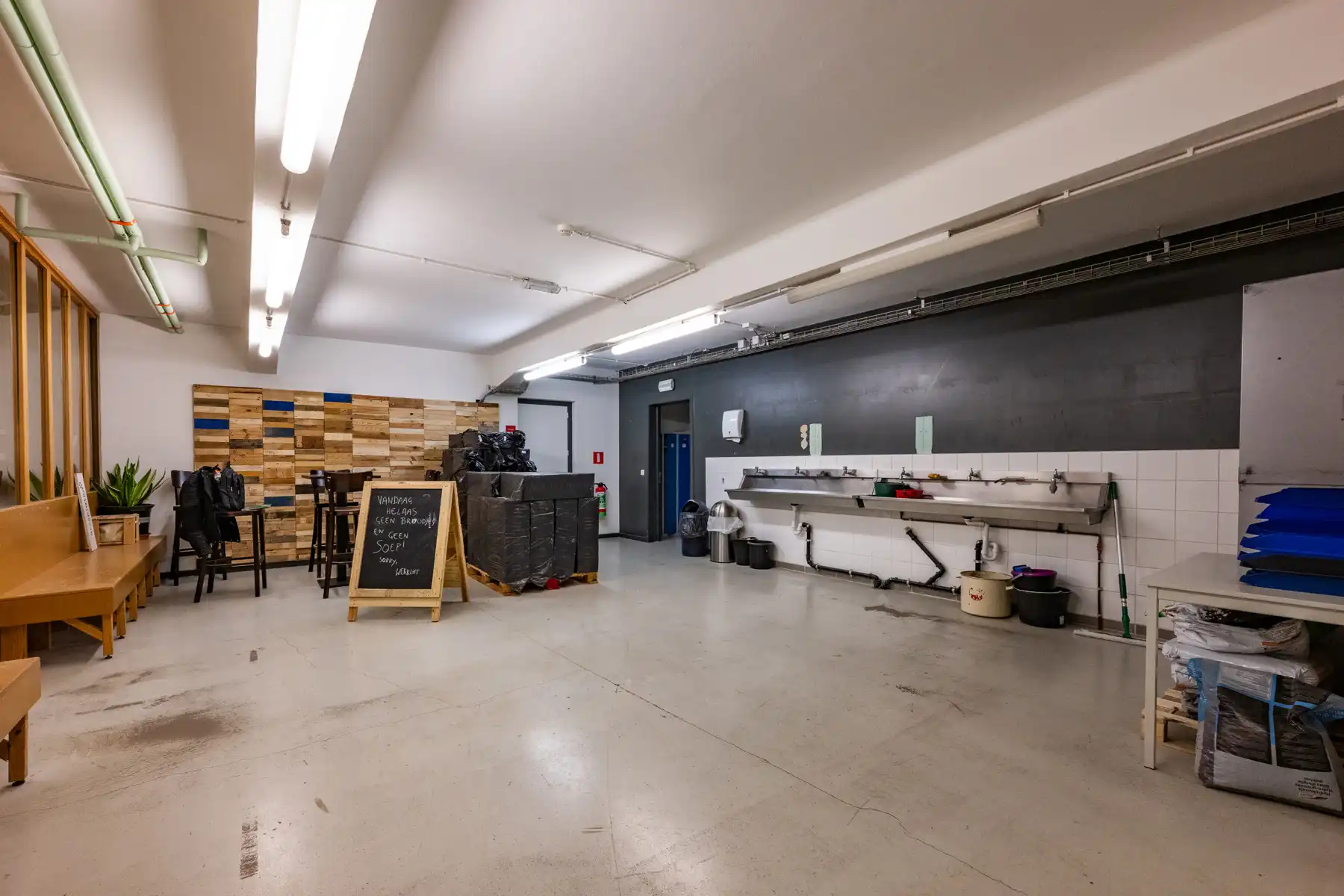 Ruim en veelzijdig bedrijfspand met parking en opslag foto 26