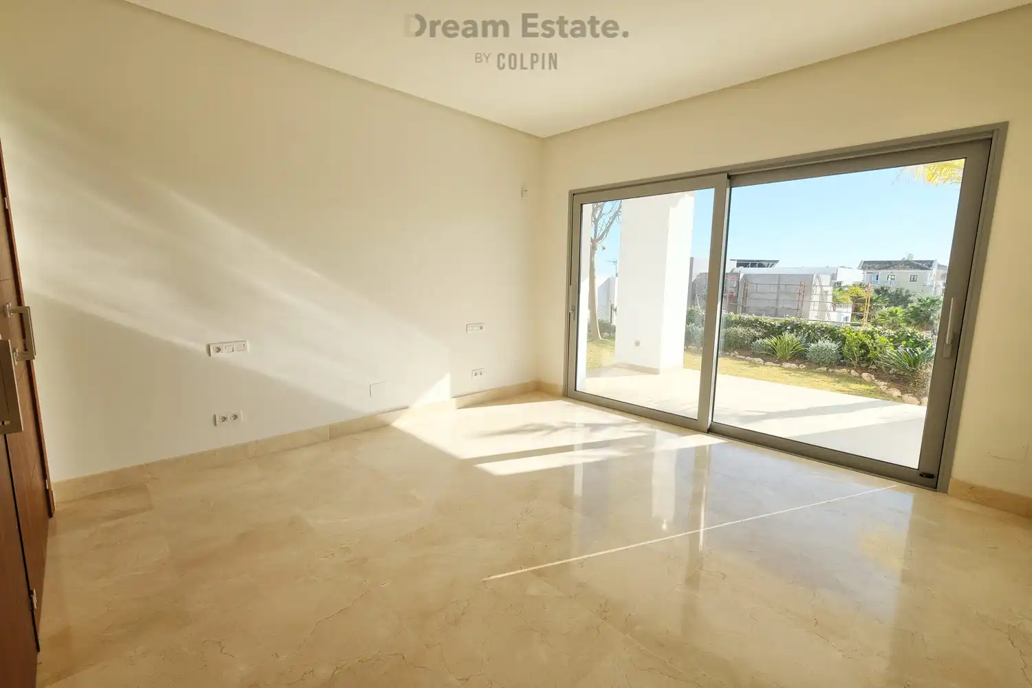 Nieuwe moderne villa met uitzicht op zee en bergen. foto 20