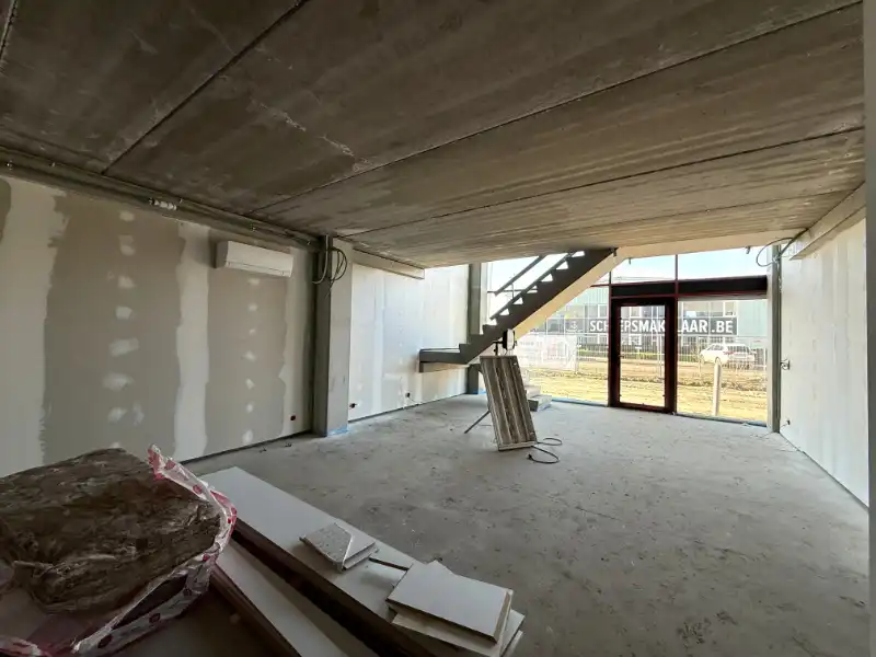 Nieuwbouw KMO-unit 380 m² + 107 m² kantoor op topligging in Evergem foto 11