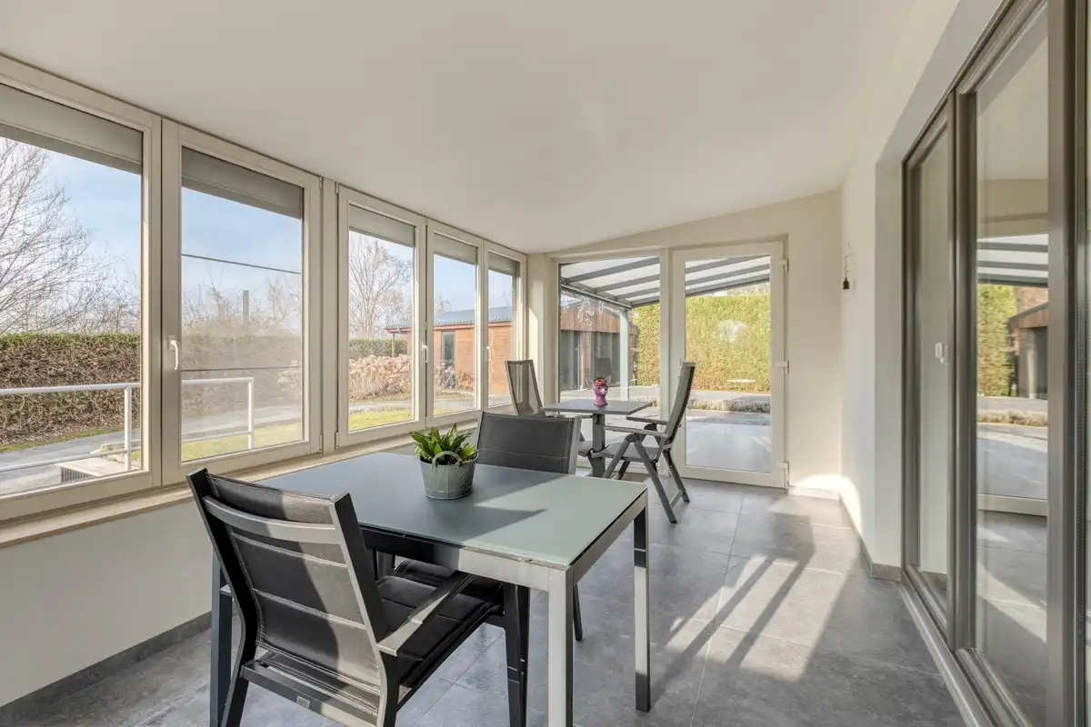 Instapklare villa met 3 slaapkamers, grote bureelkamer en garages foto 9