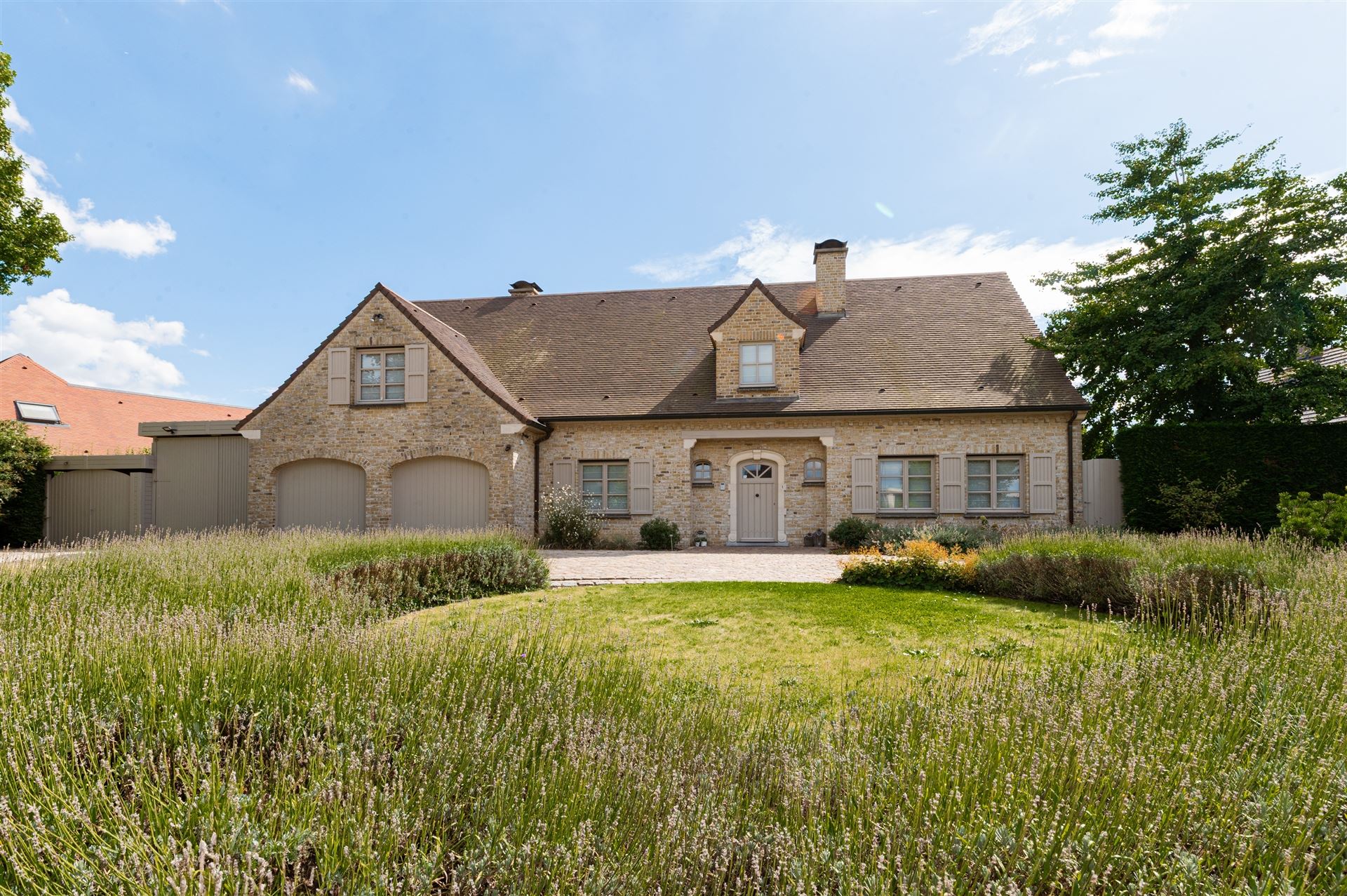 Exclusieve villa met tuin & zonneterras, omgeven door groen foto {{pictureIndex}}