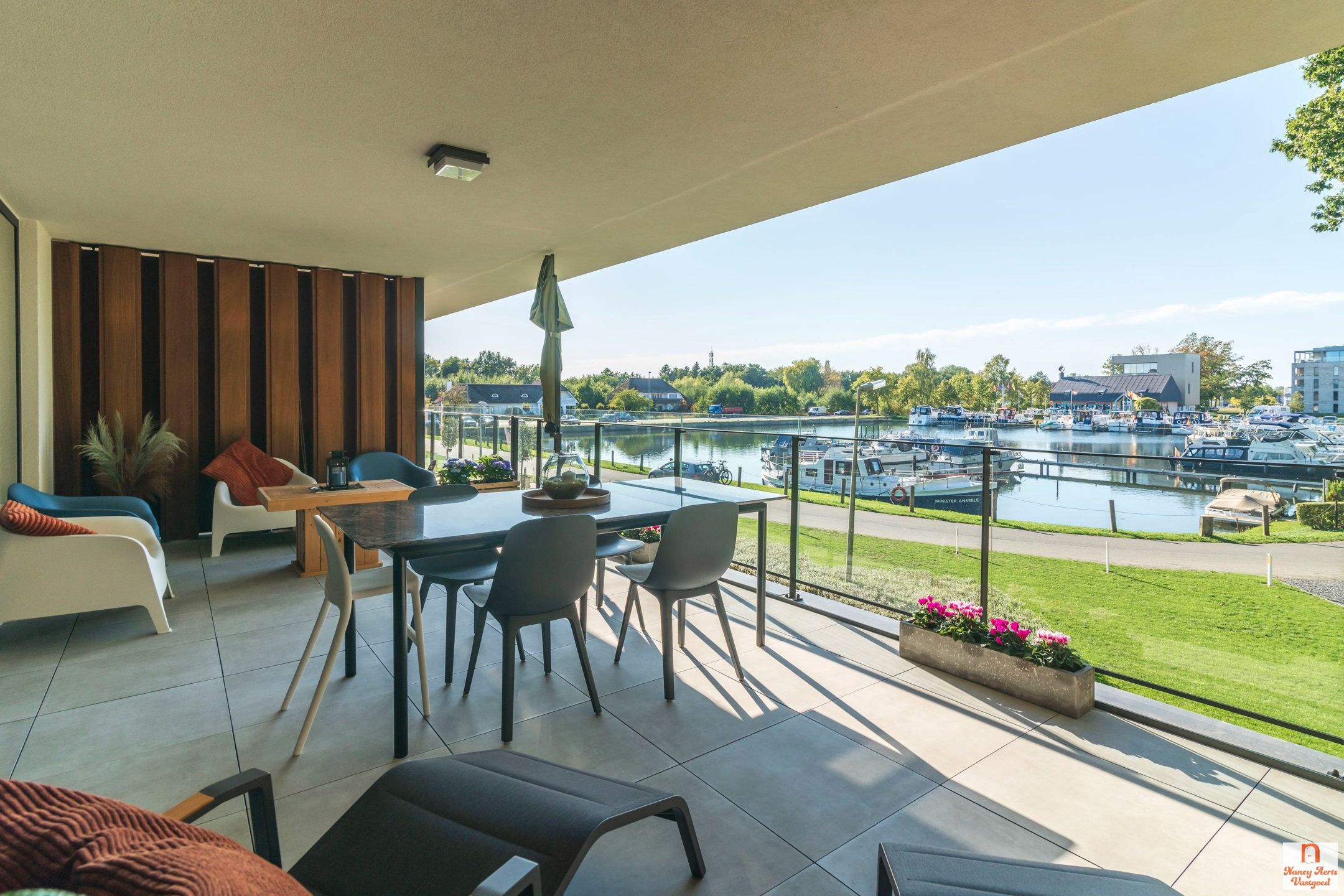 Exclusief wonen aan het water - inclusief 2 autostaanplaatsen foto {{pictureIndex}}