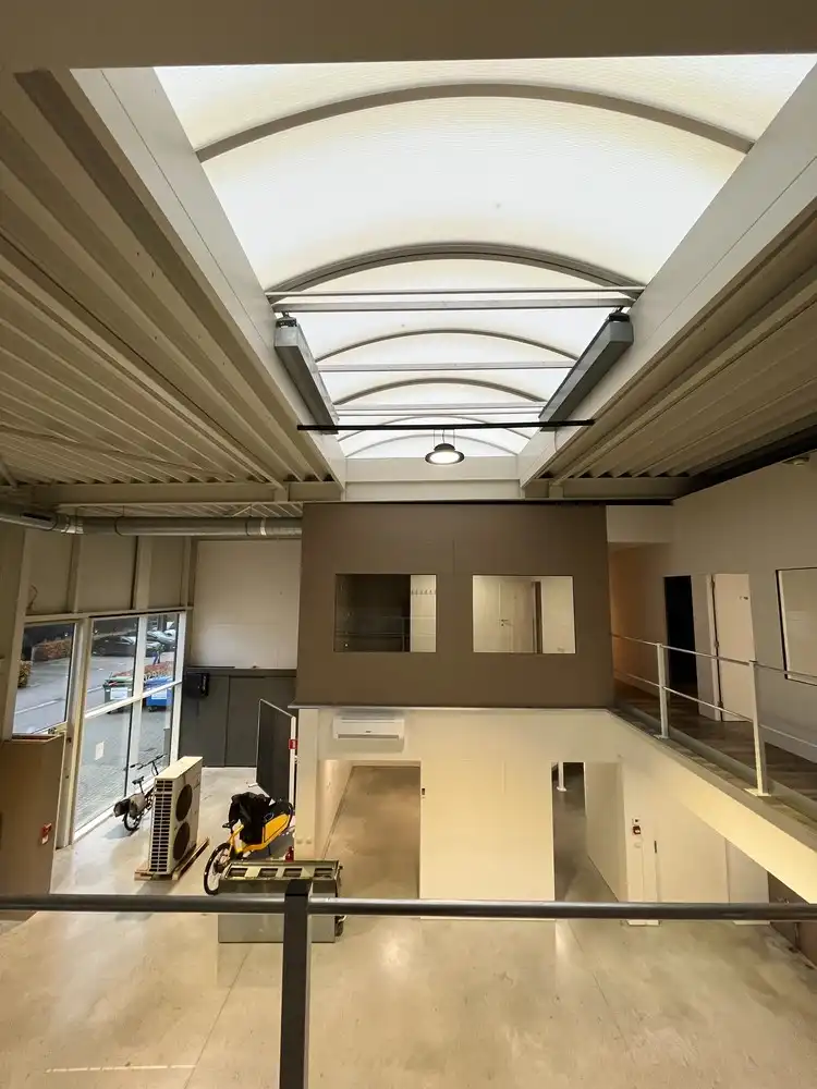 Bedrijfshal met kantoor foto 22