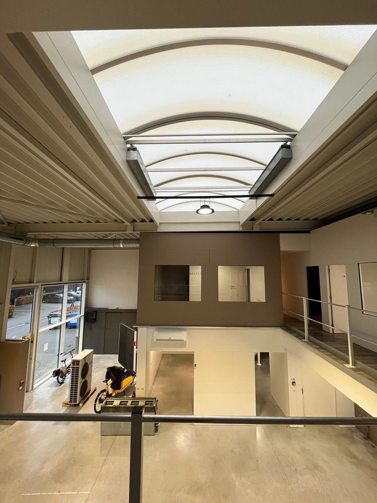 Bedrijfshal met kantoor foto 22