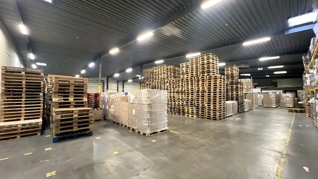 Magazijn met sociale ruimtes te huur in Industriepark-Drongen foto 3