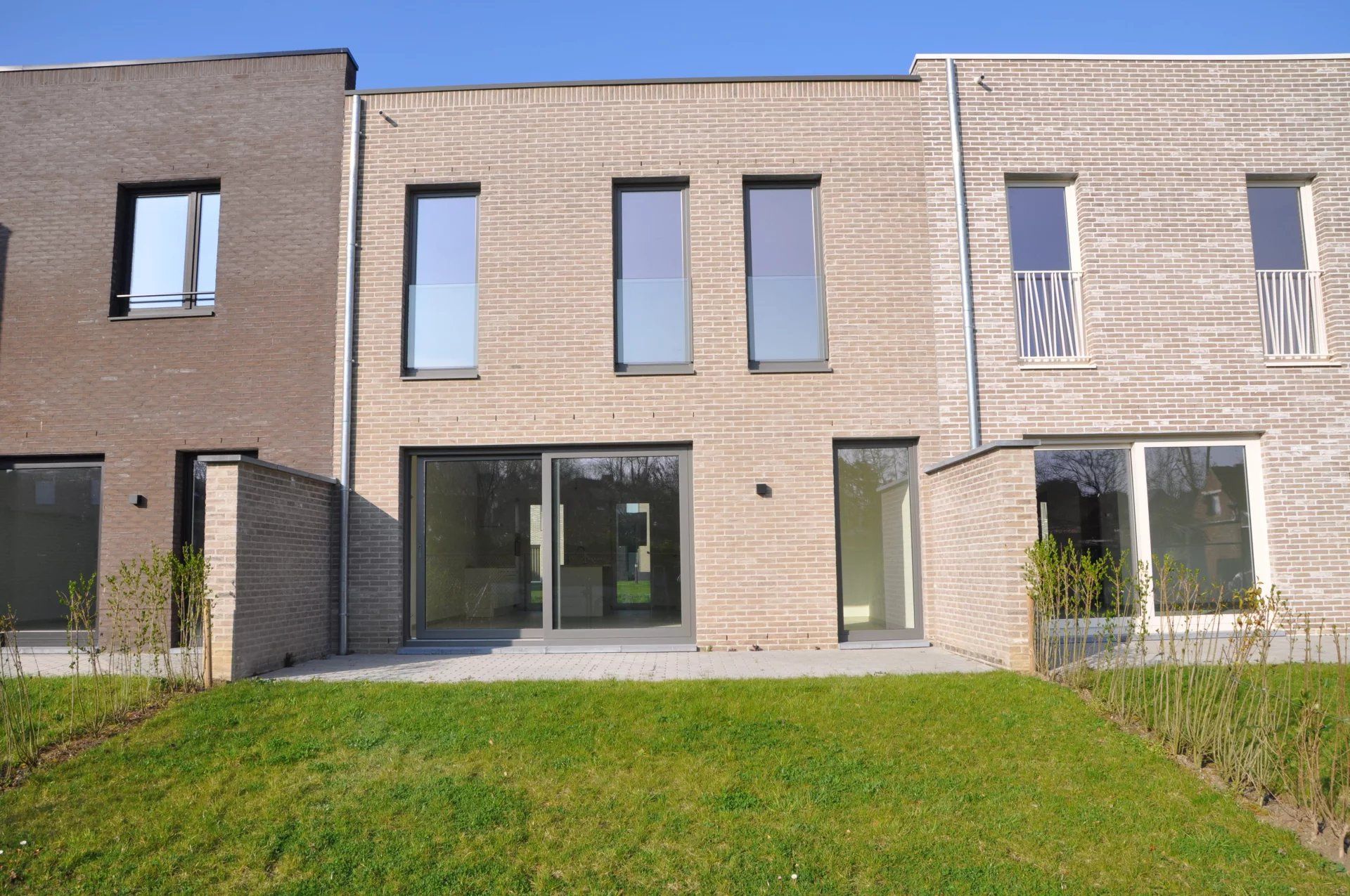 ENERGIEZUINIGE NIEUWBOUWWONING VAN 147M² MET 3 SLPK NABIJ HASSELT CENTRUM foto {{pictureIndex}}