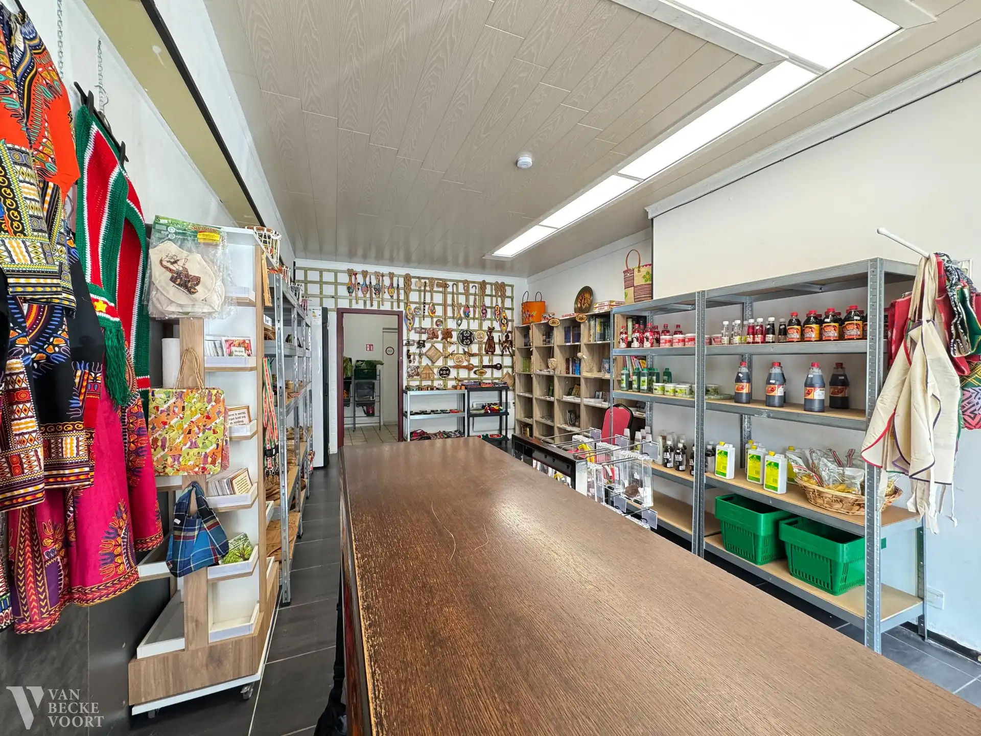 Handelsgelijkvloers 60m² aan drukke invalsweg Oostende foto 3