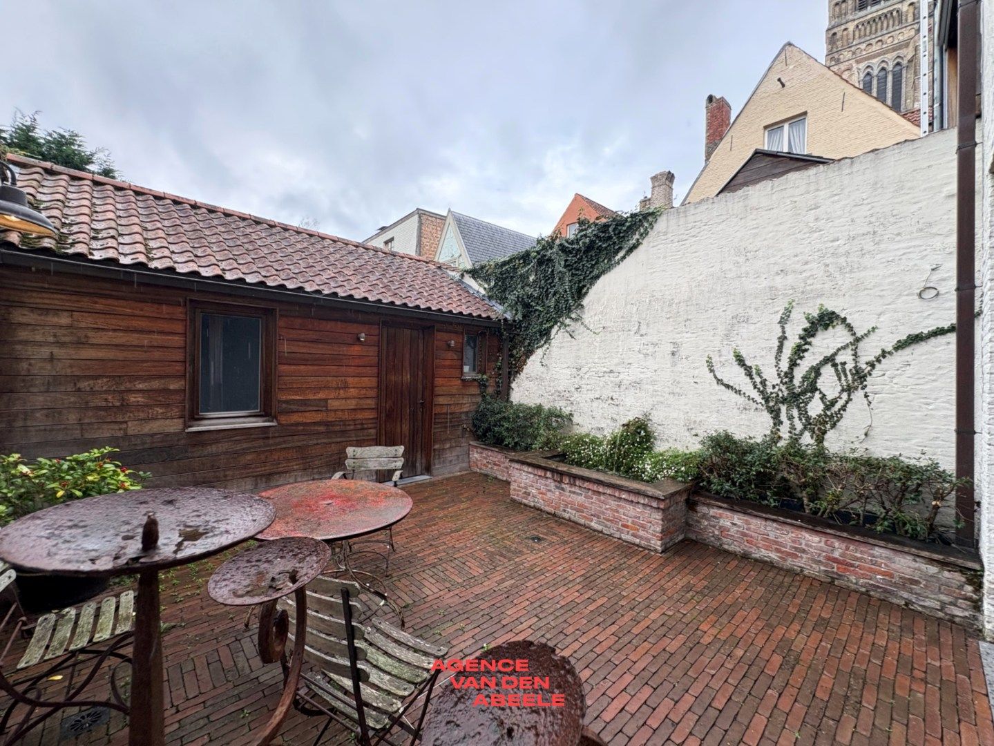 High class woning met stadskoer foto 12