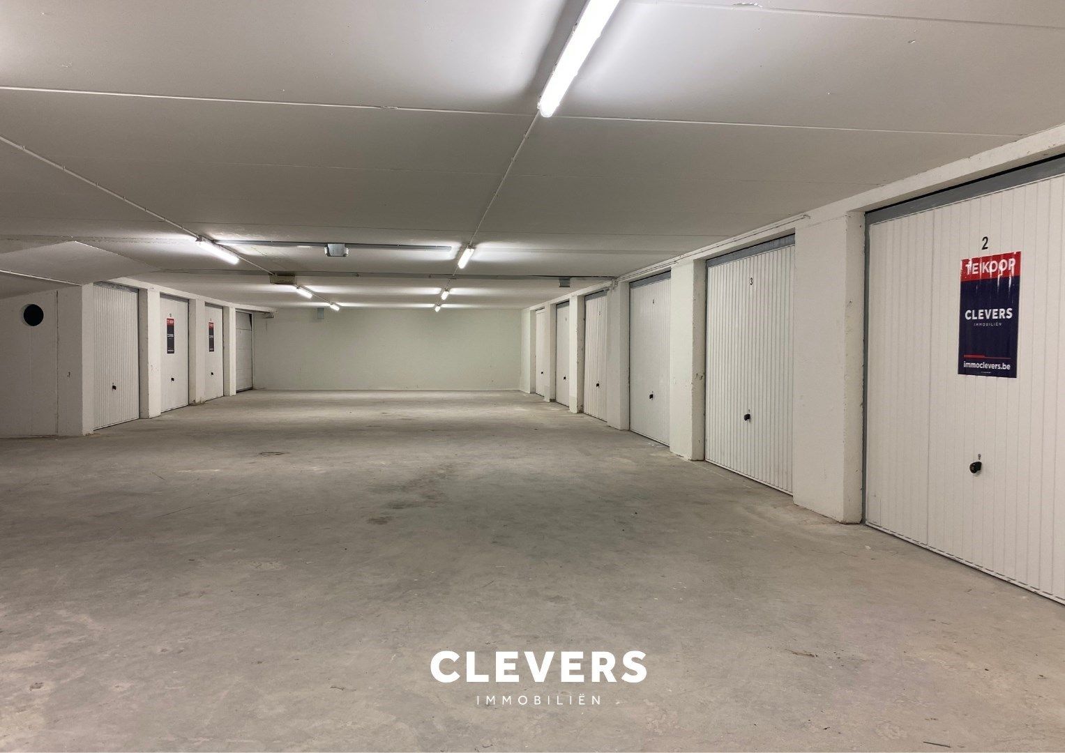 Afgesloten garagebox in klein garagecomplex foto {{pictureIndex}}