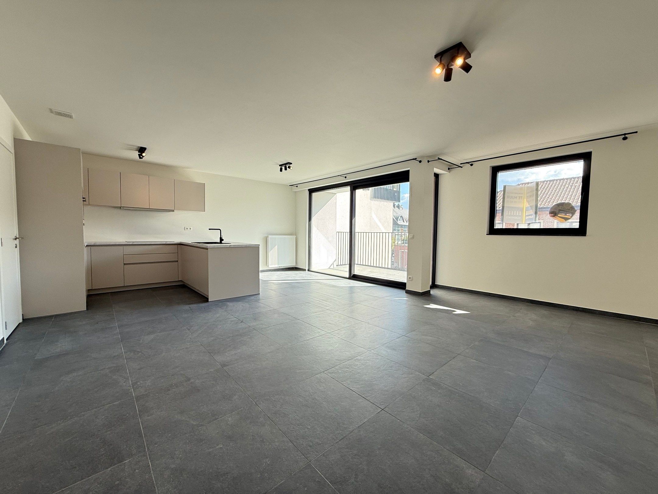 Modern nieuwbouwappartement met 3 slaapkamers op toplocatie in Ooigem. foto 2