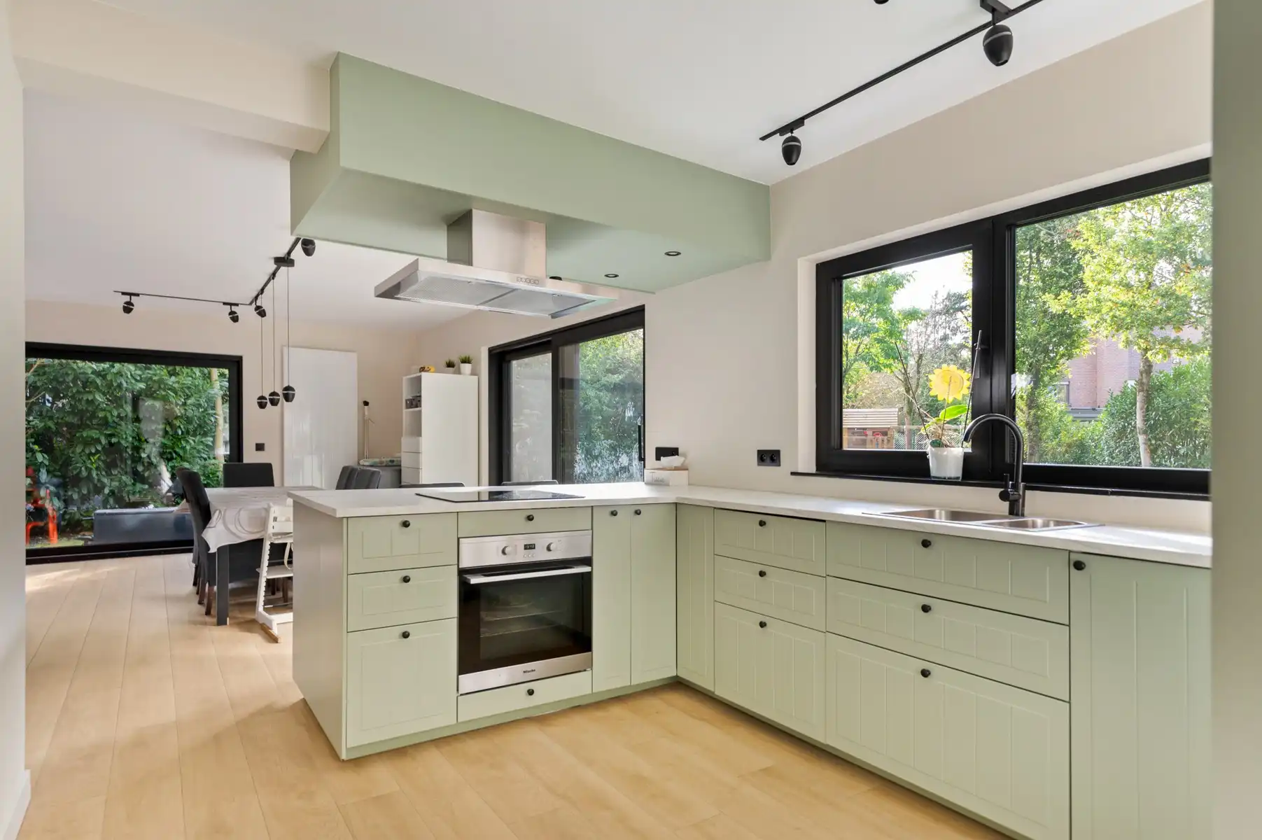 Veelzijdige villa met garage/magazijn van ca. 101 m foto 15