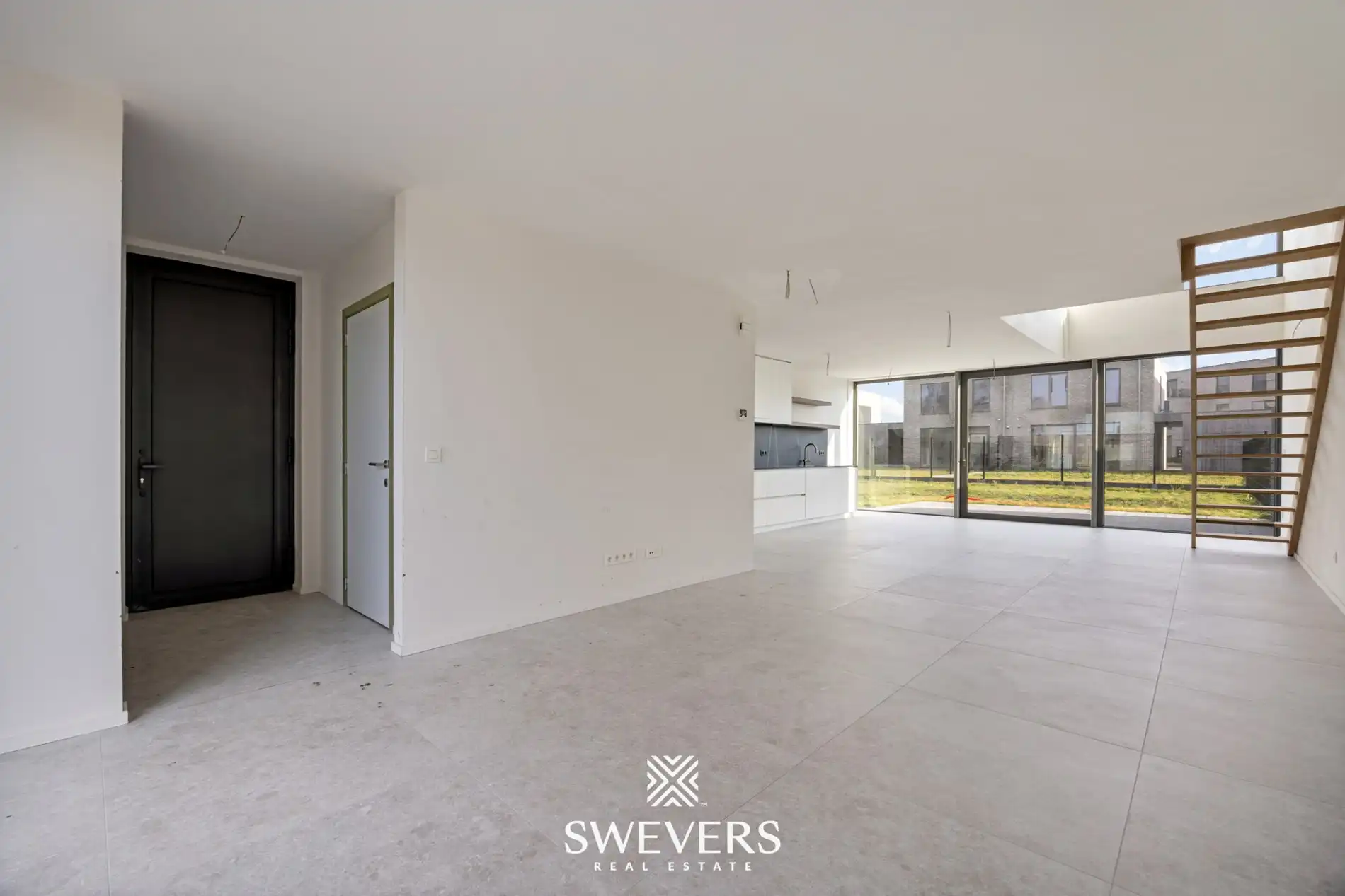 Moderne woning met open leefruimte en tuin foto 2