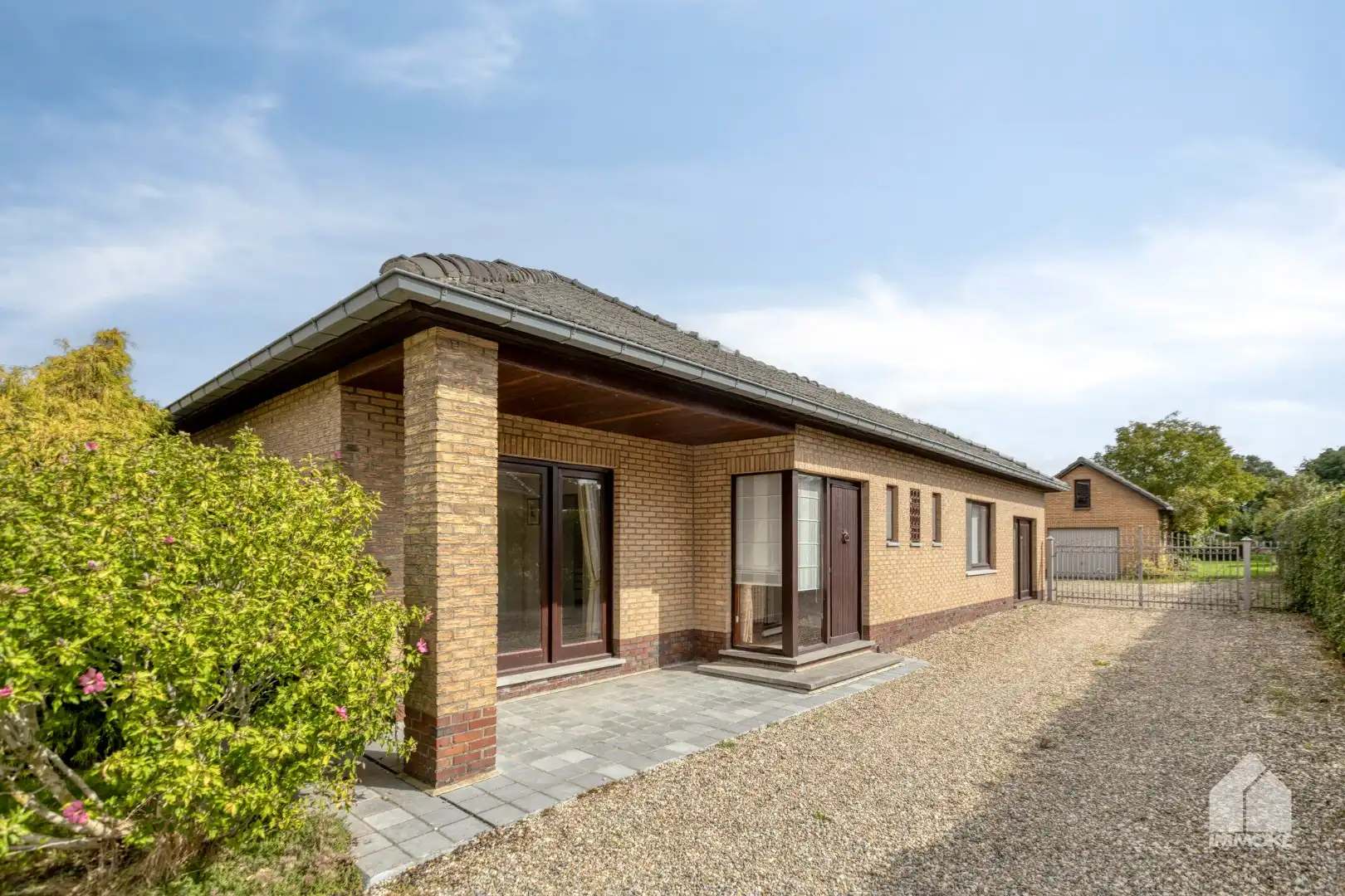 Te renoveren, gelijkvloerse woning op 13a 60ca met 2 slpk en garage. foto 2