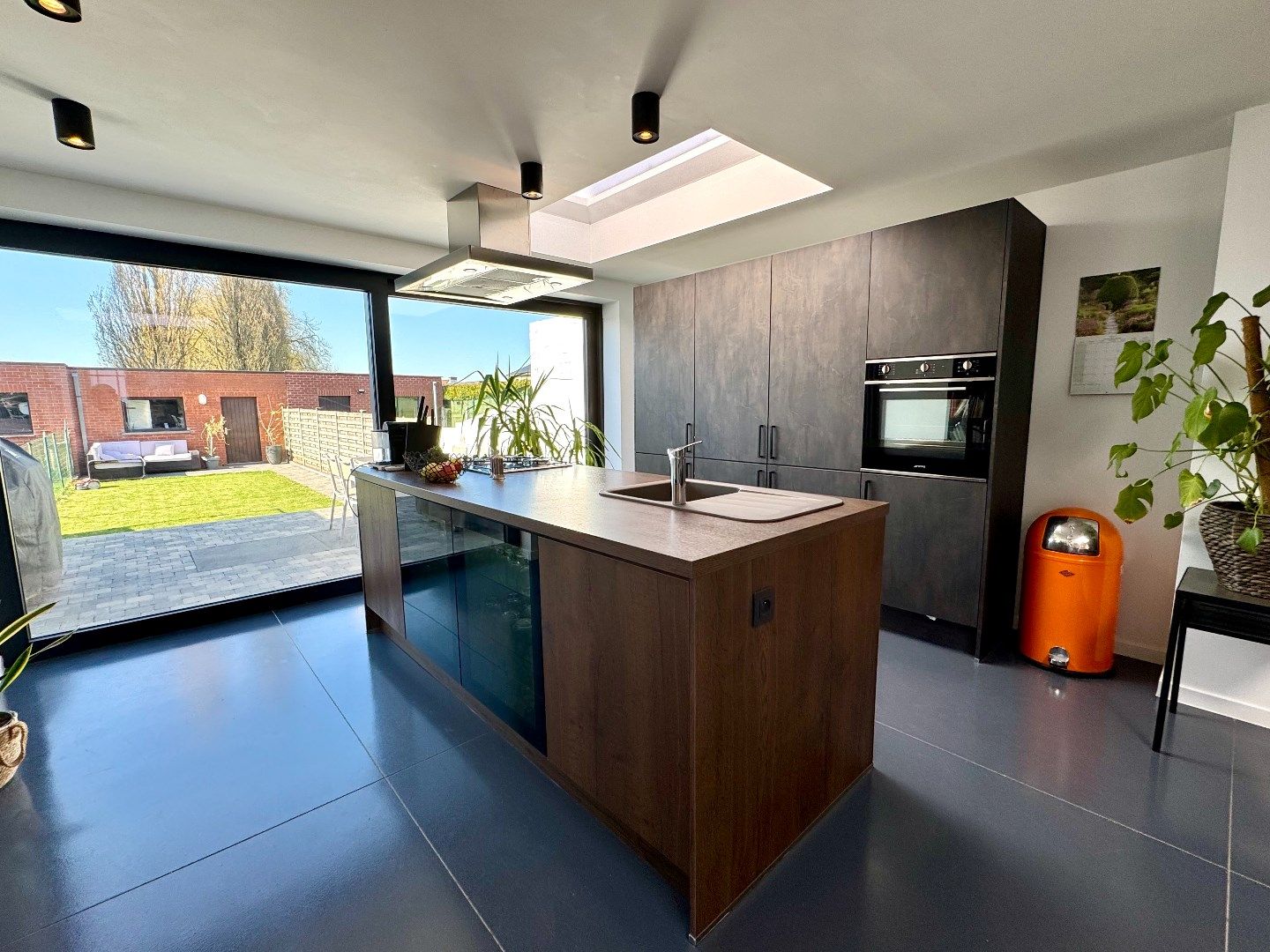 GERENOVEERDE WONING MET 2 SLPKS, TUIN EN GARAGE foto 8